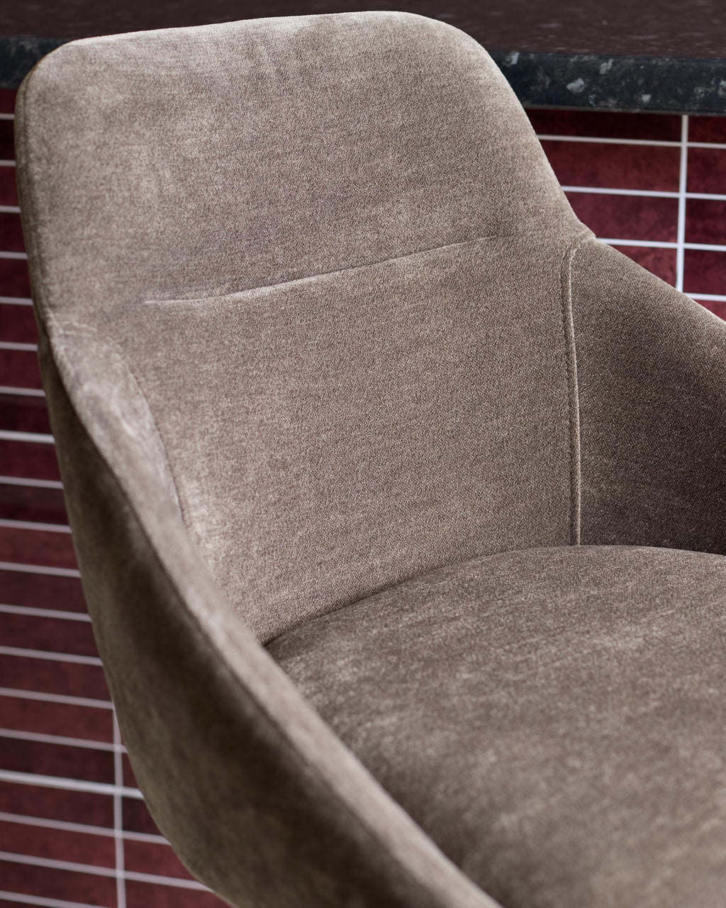 Tabouret de bar pivotant Cleo en tissu moka