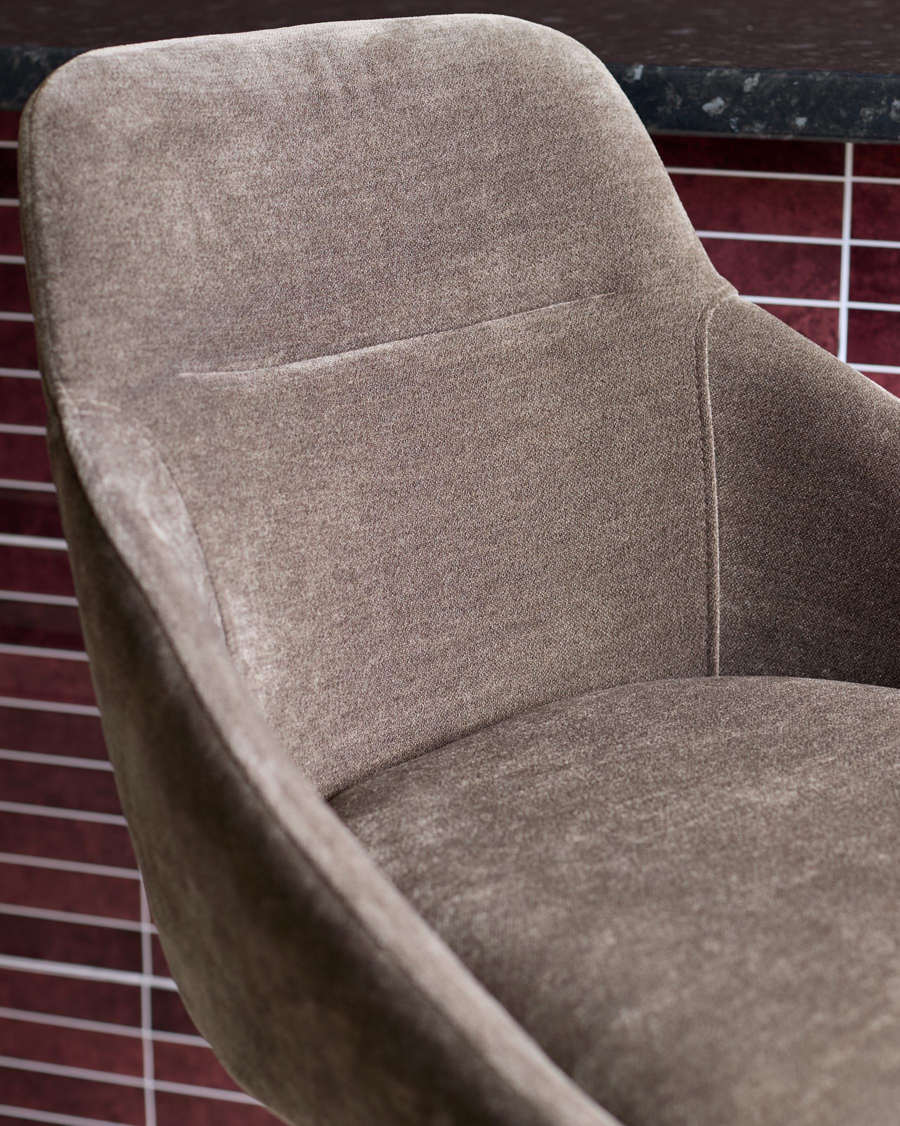 Tabouret de bar pivotant Cleo en tissu moka