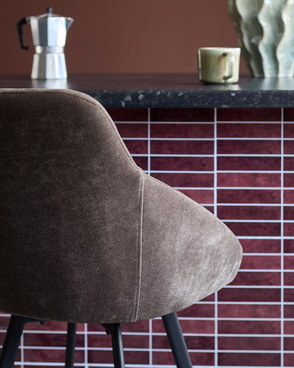 Tabouret de bar pivotant Cleo en tissu moka