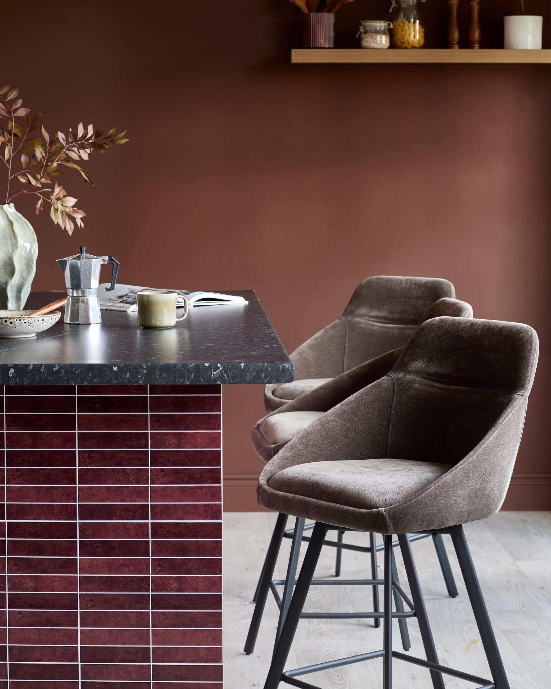 Tabouret de bar pivotant Cleo en tissu moka