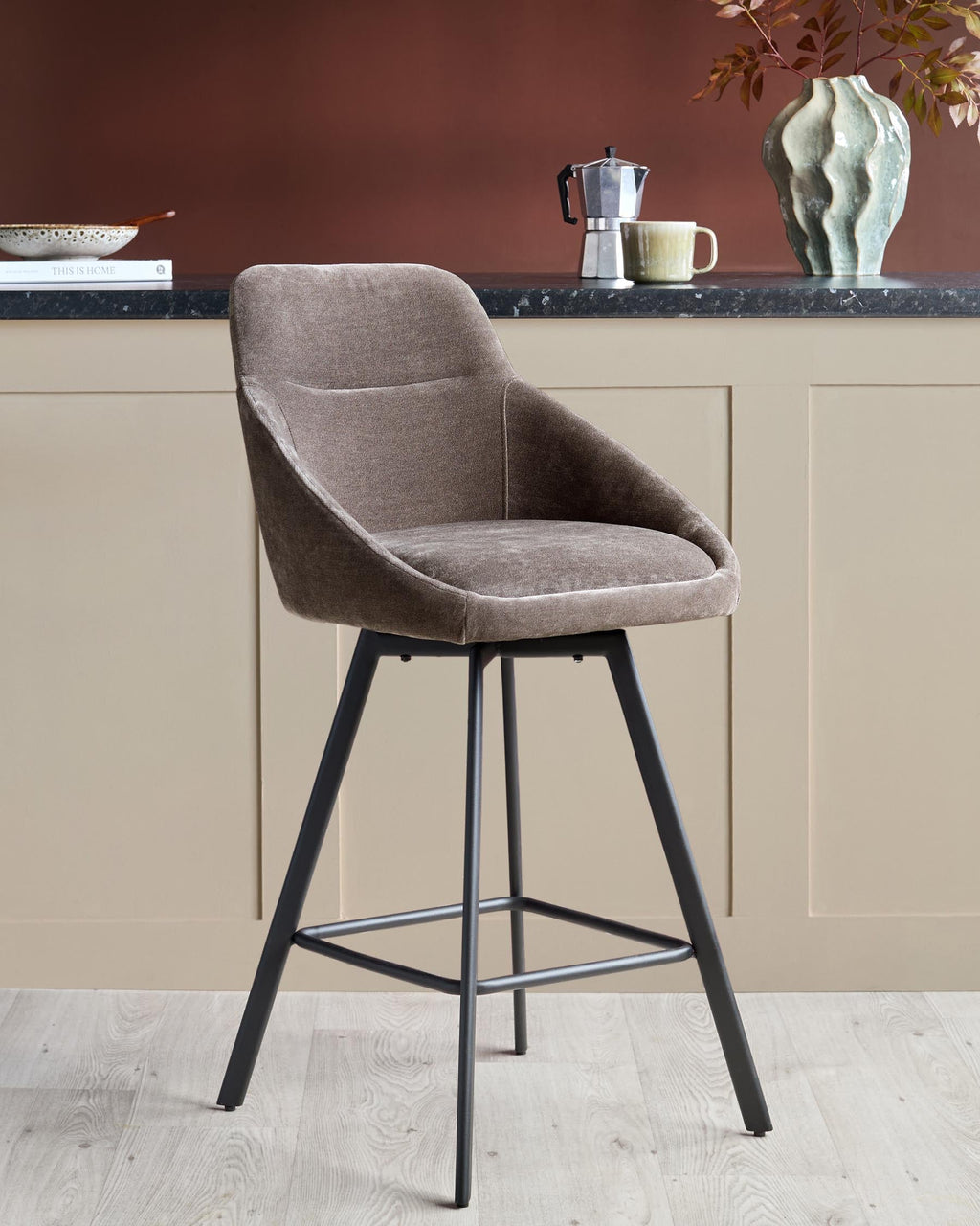 Tabouret de bar pivotant Cleo en tissu moka