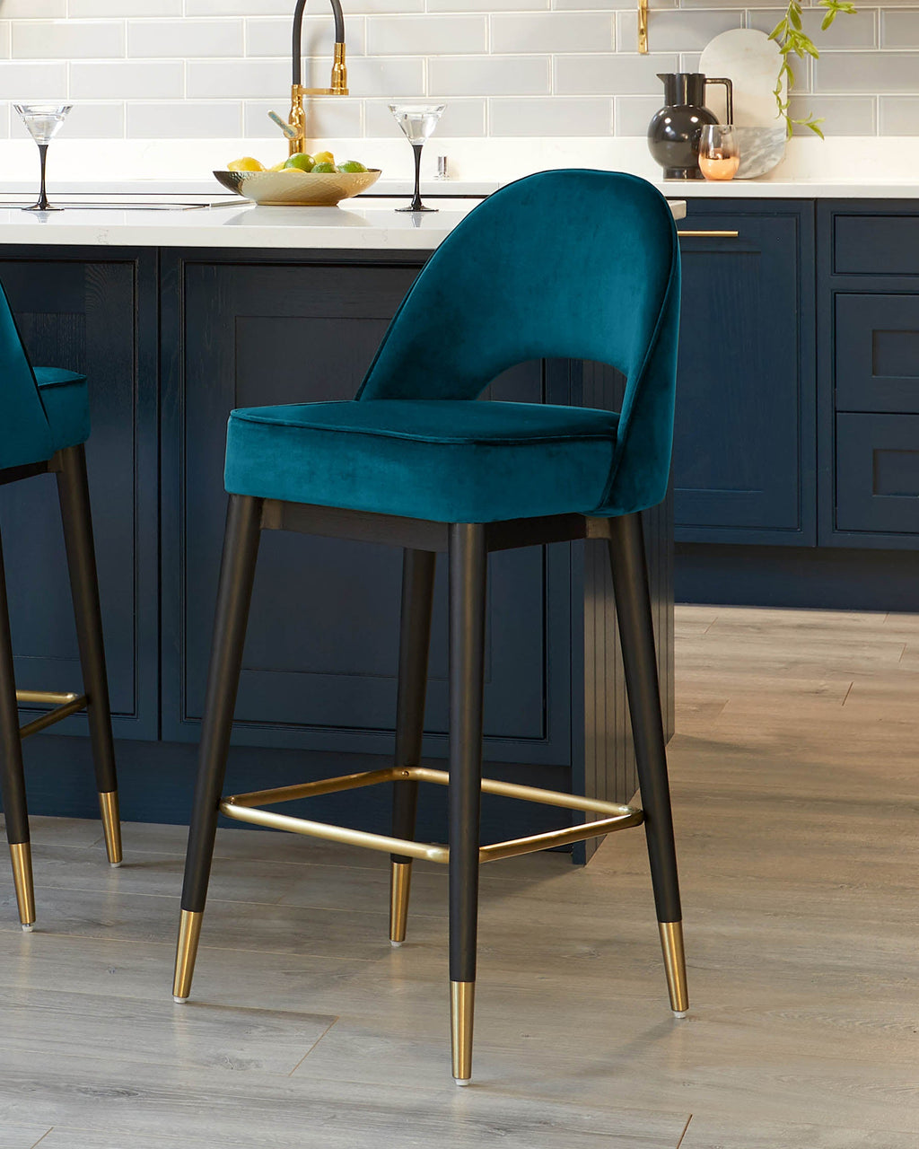 Tabouret de bar Clover en velours bleu sarcelle foncé