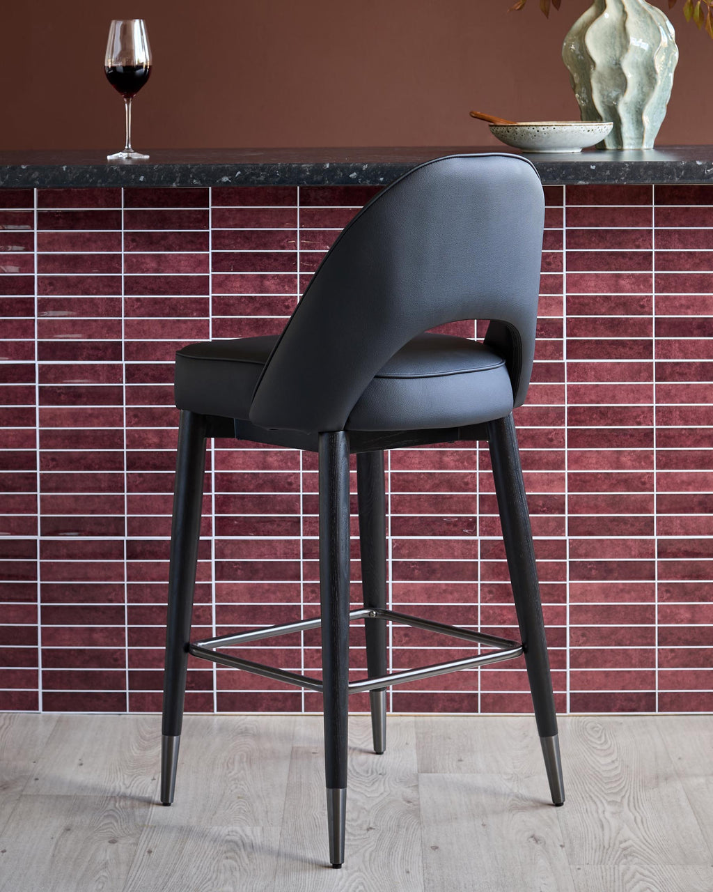 Tabouret de bar Clover en similicuir noir