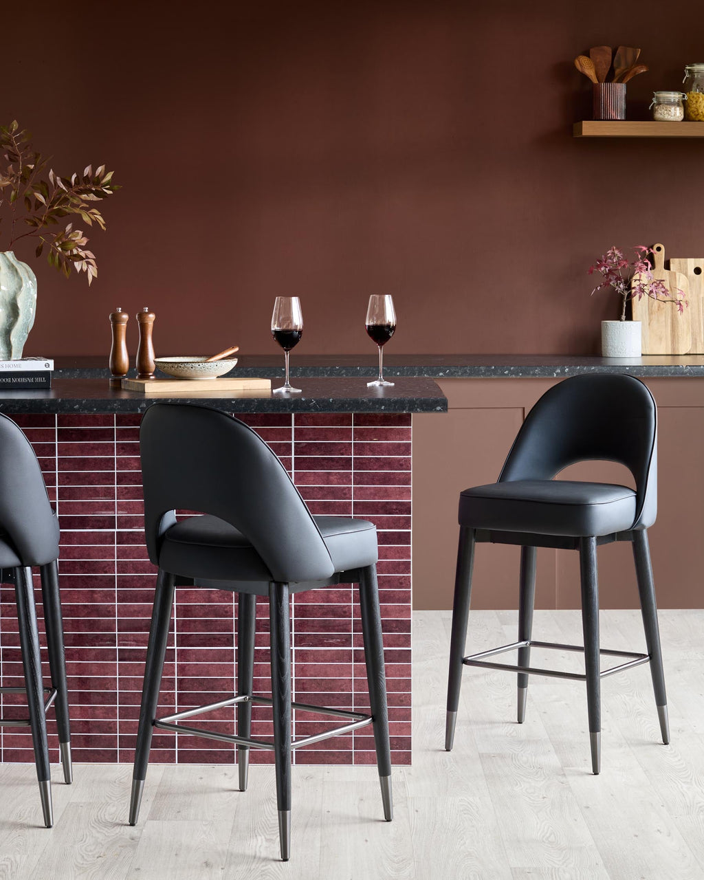 Tabouret de bar Clover en similicuir noir