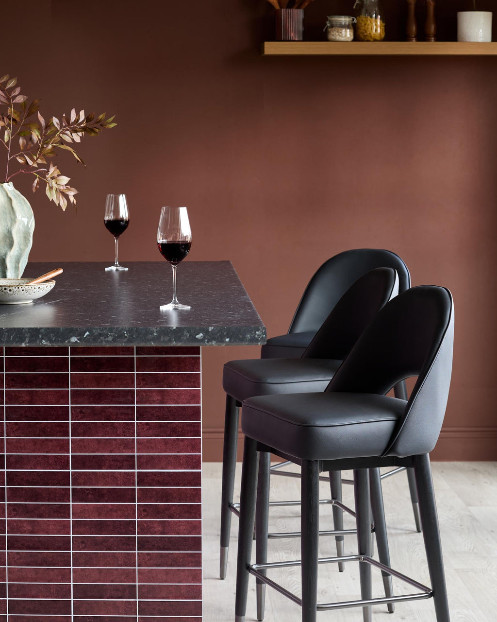 Tabouret de bar Clover en similicuir noir