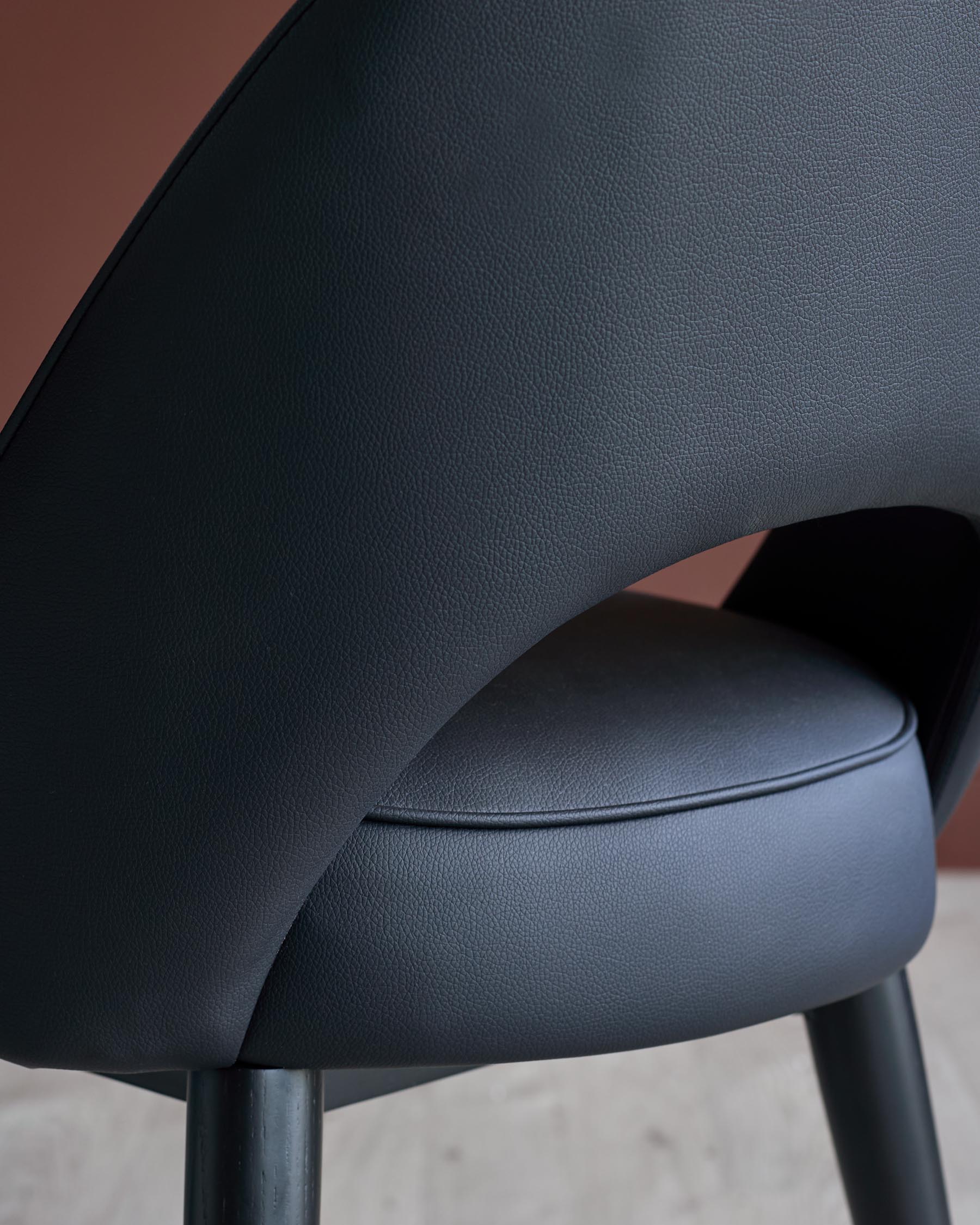 Chaise de salle à manger Clover en similicuir noir