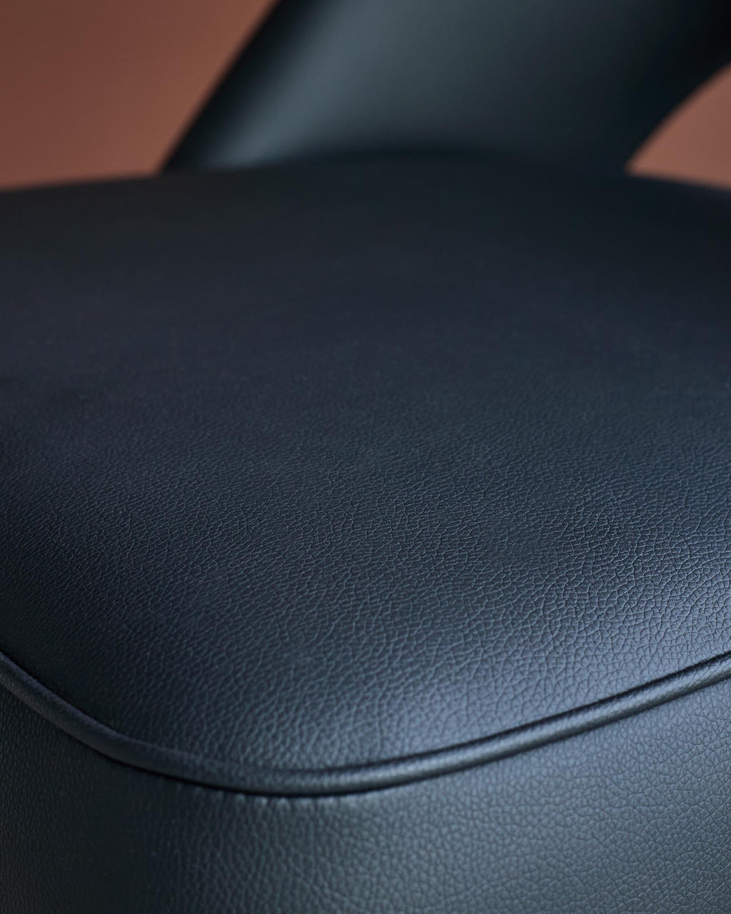 Chaise de salle à manger Clover en similicuir noir