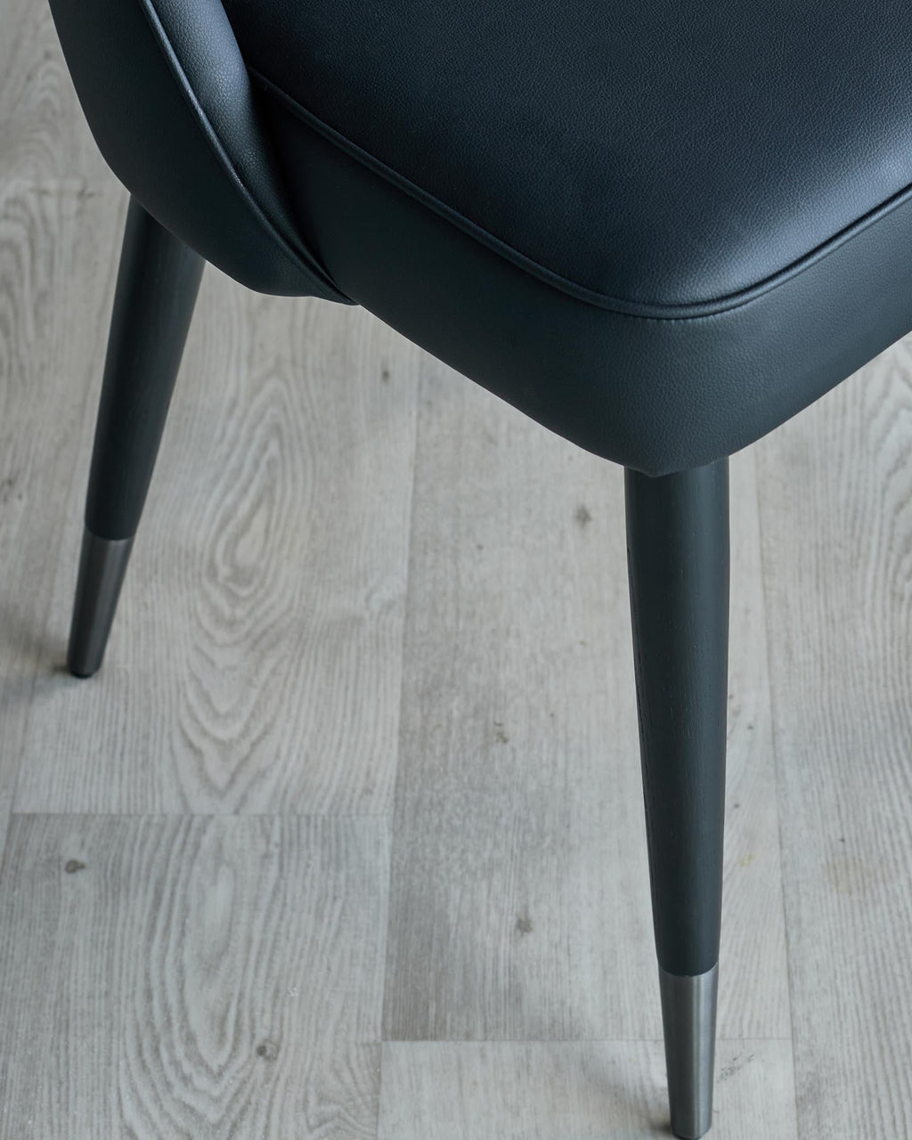 Chaise de salle à manger Clover en similicuir noir