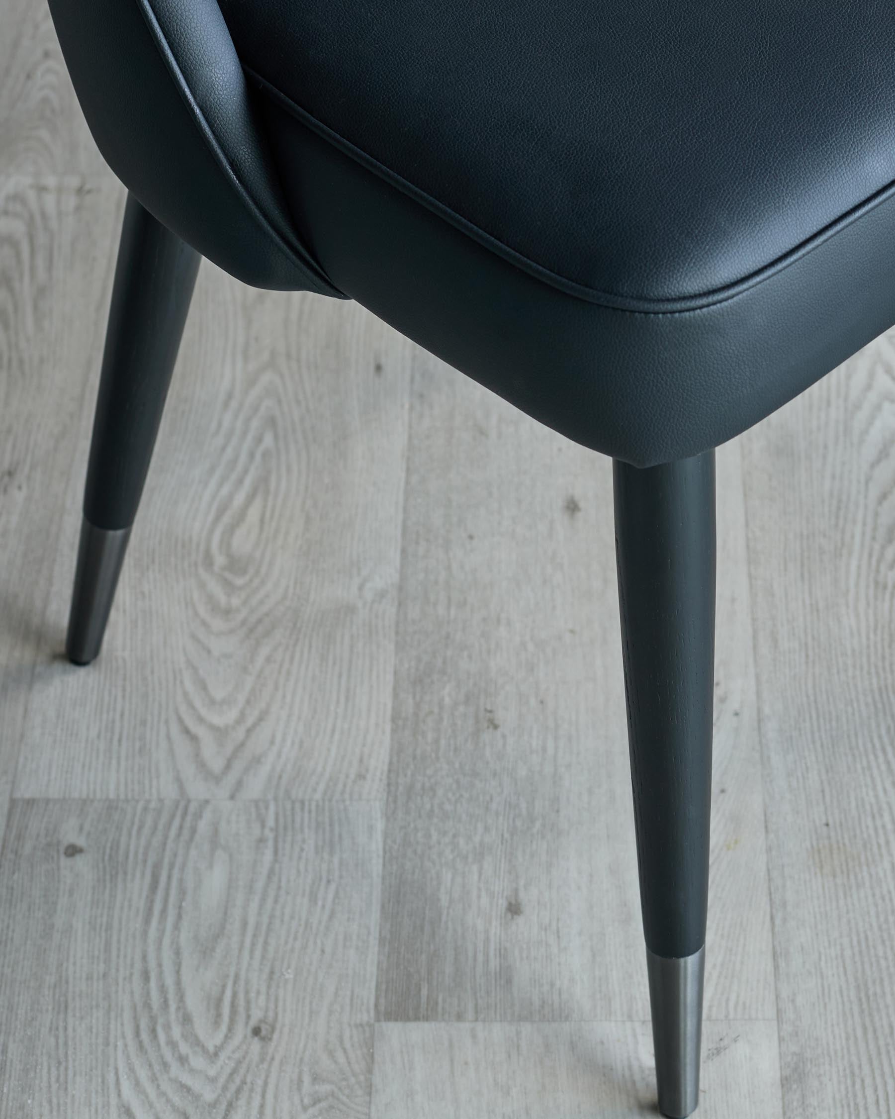 Chaise de salle à manger Clover en similicuir noir