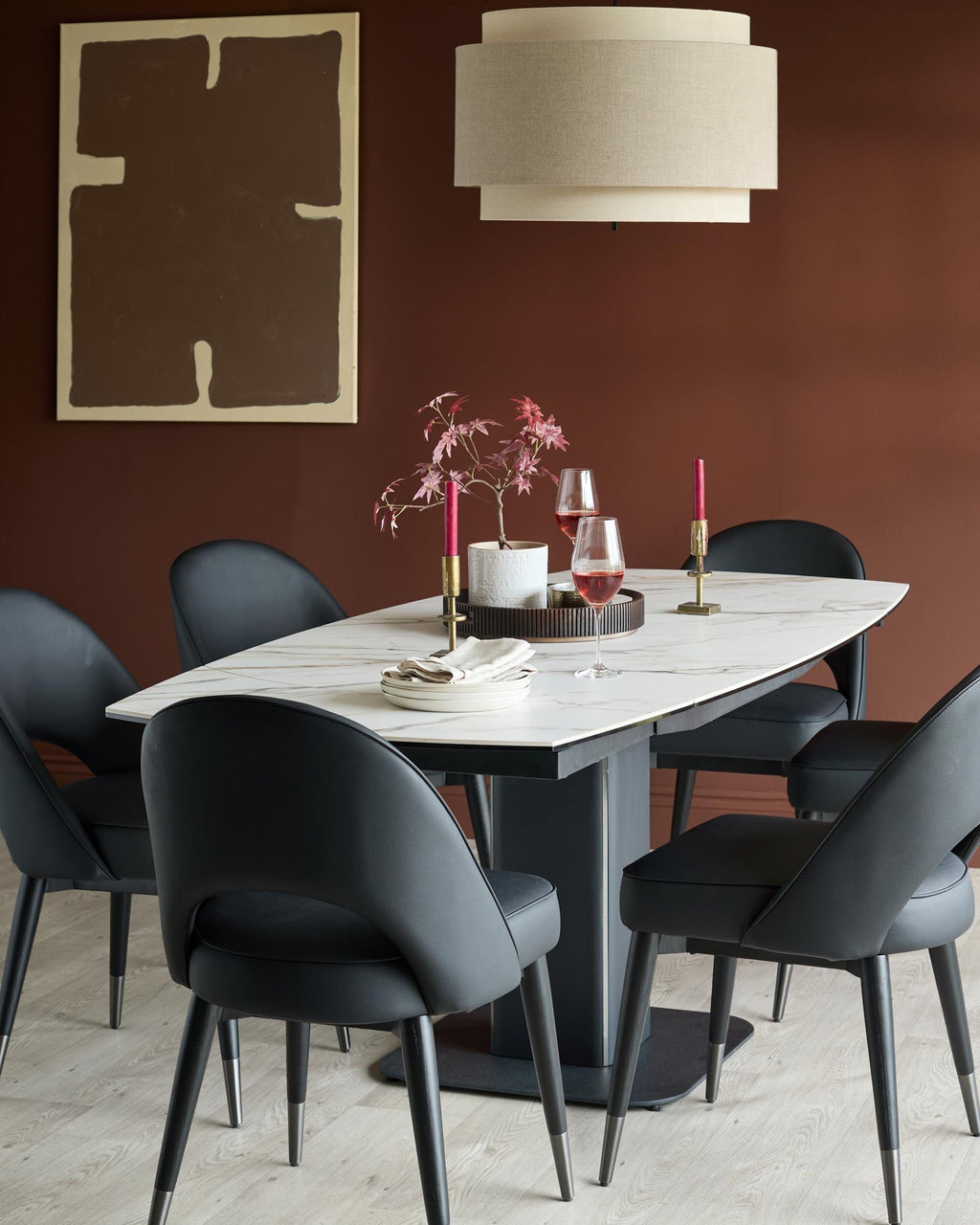 Chaise de salle à manger Clover en similicuir noir