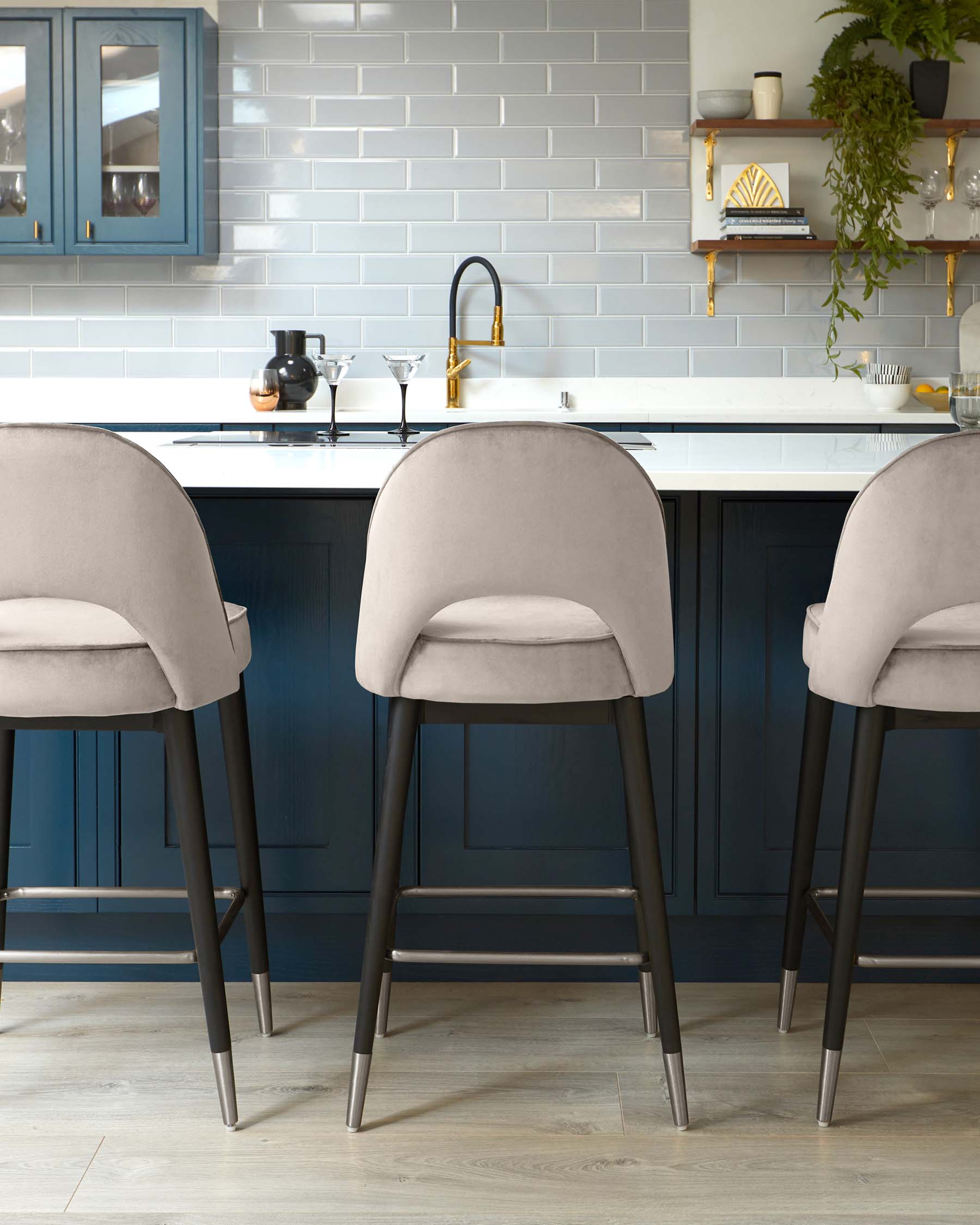 Tabouret de bar Clover en velours champagne avec embouts en acier inoxydable