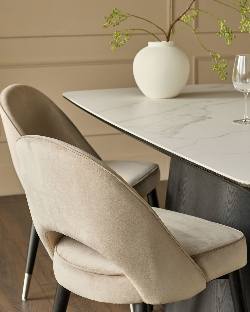 Chaise de salle à manger Clover en velours champagne avec embouts en acier inoxydable