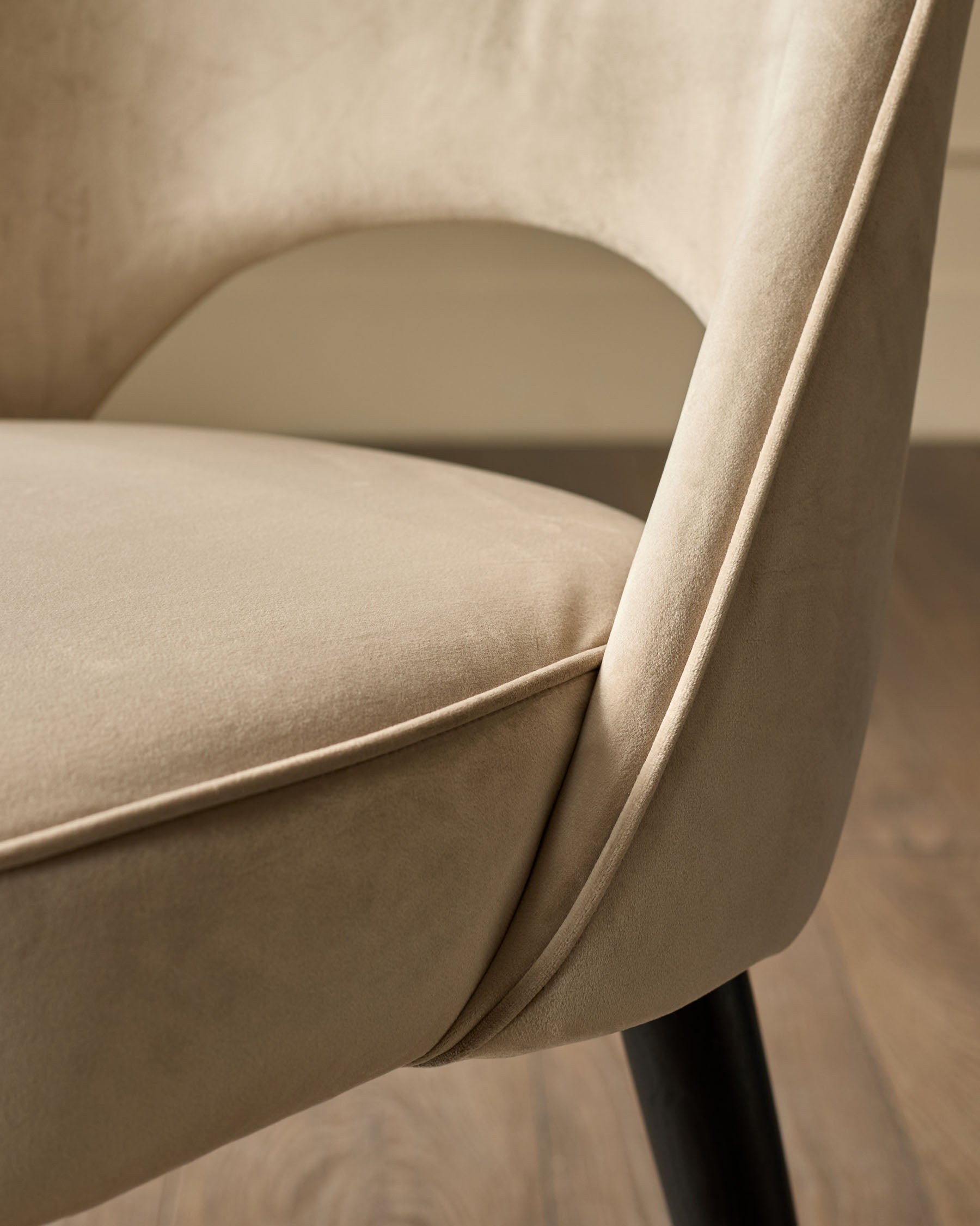 Chaise de salle à manger Clover en velours champagne avec embouts en acier inoxydable