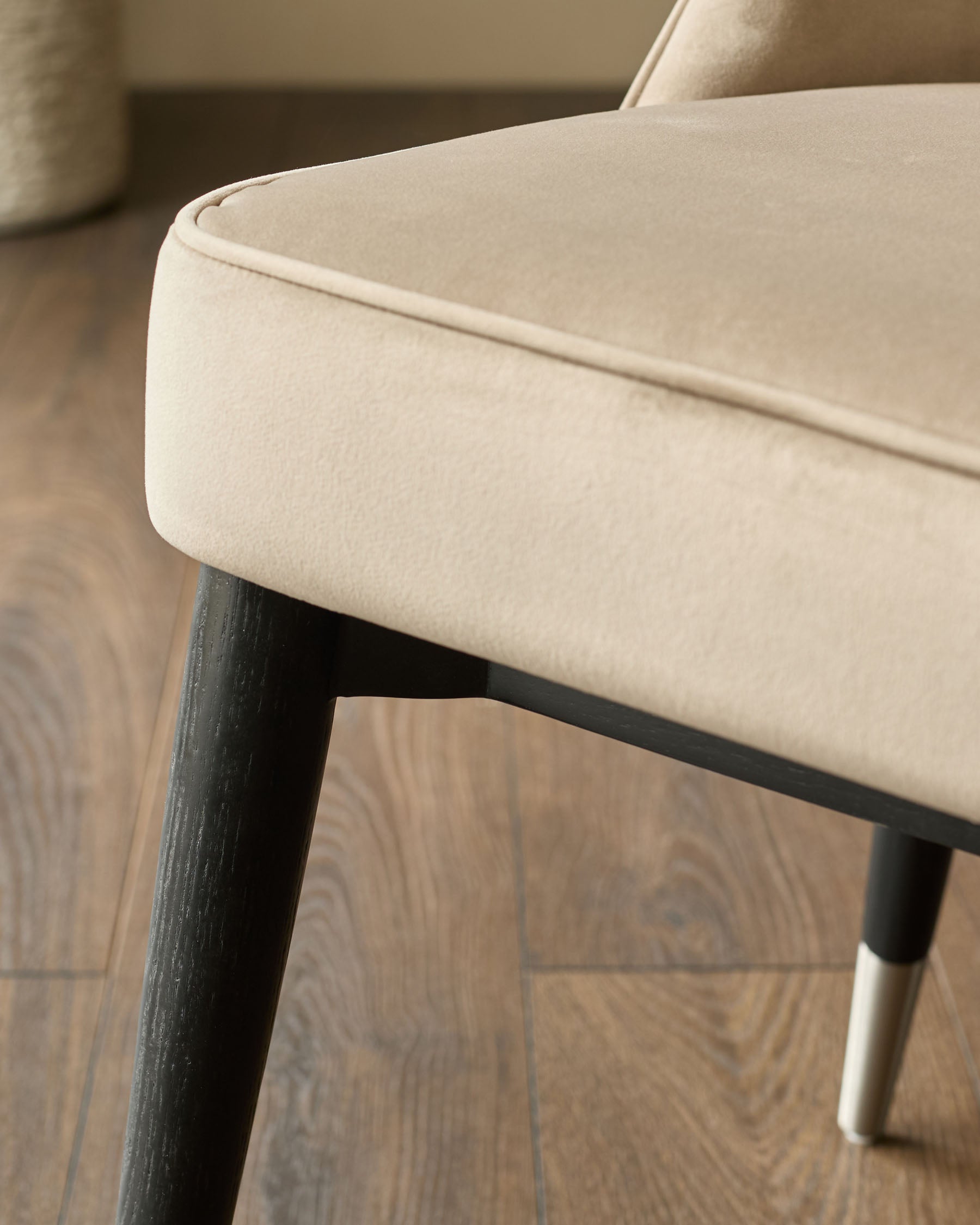 Chaise de salle à manger Clover en velours champagne avec embouts en acier inoxydable