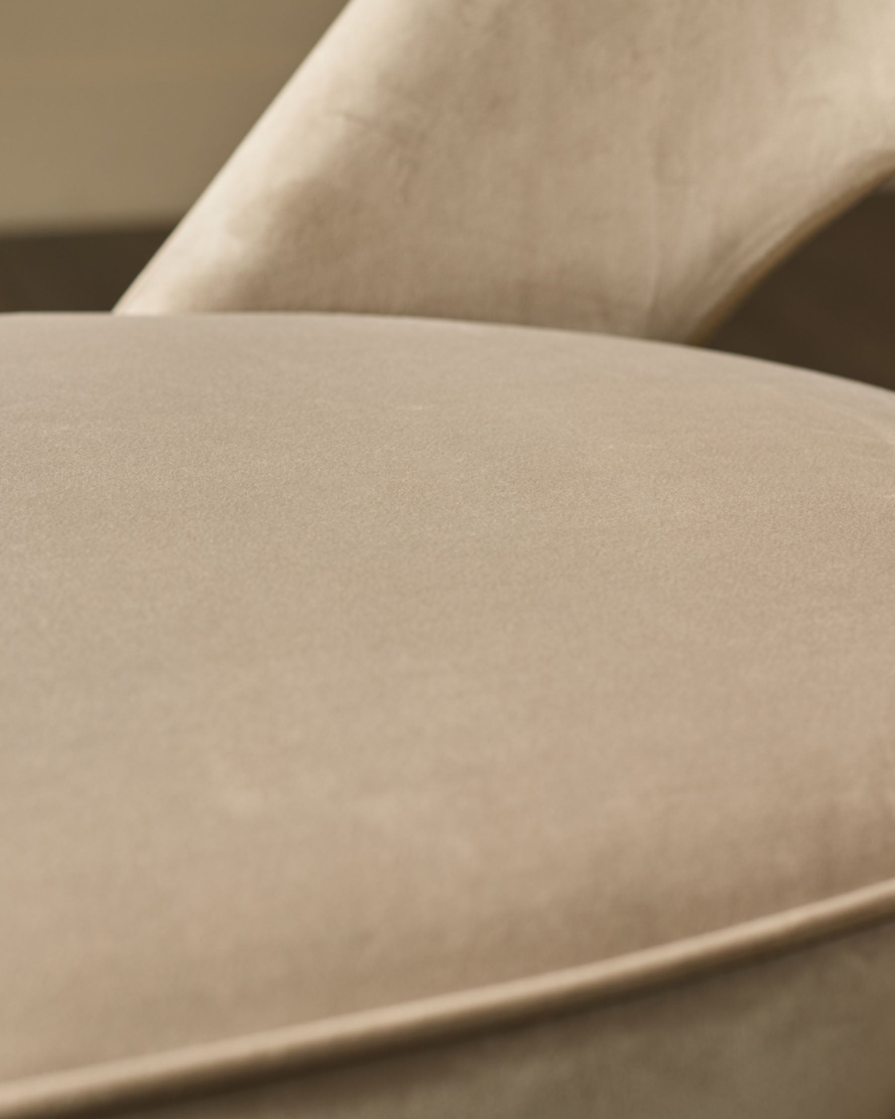 Chaise de salle à manger Clover en velours champagne avec embouts en acier inoxydable