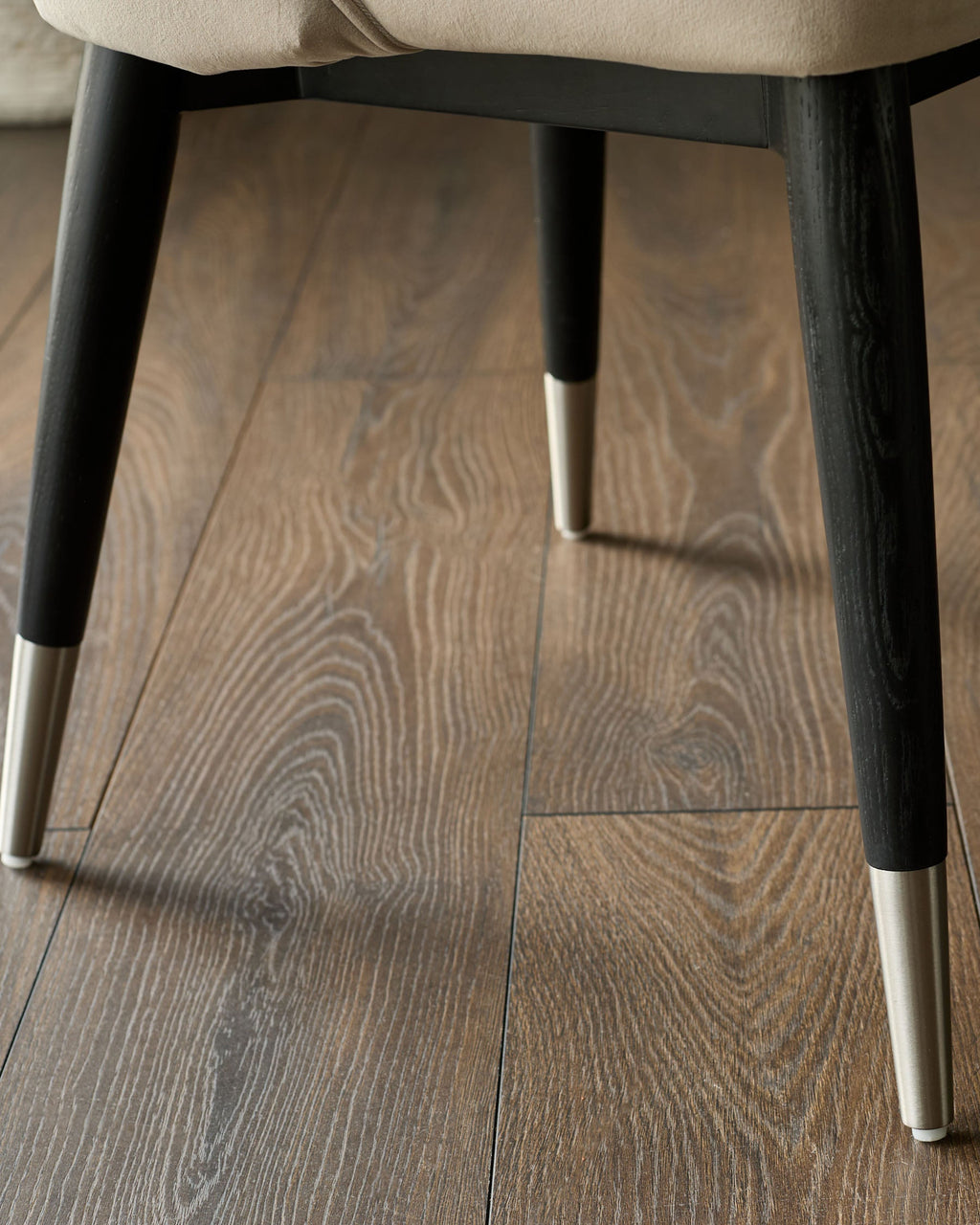 Chaise de salle à manger Clover en velours champagne avec embouts en acier inoxydable