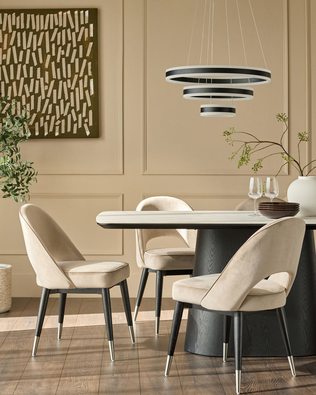 Chaise de salle à manger Clover en velours champagne avec embouts en acier inoxydable