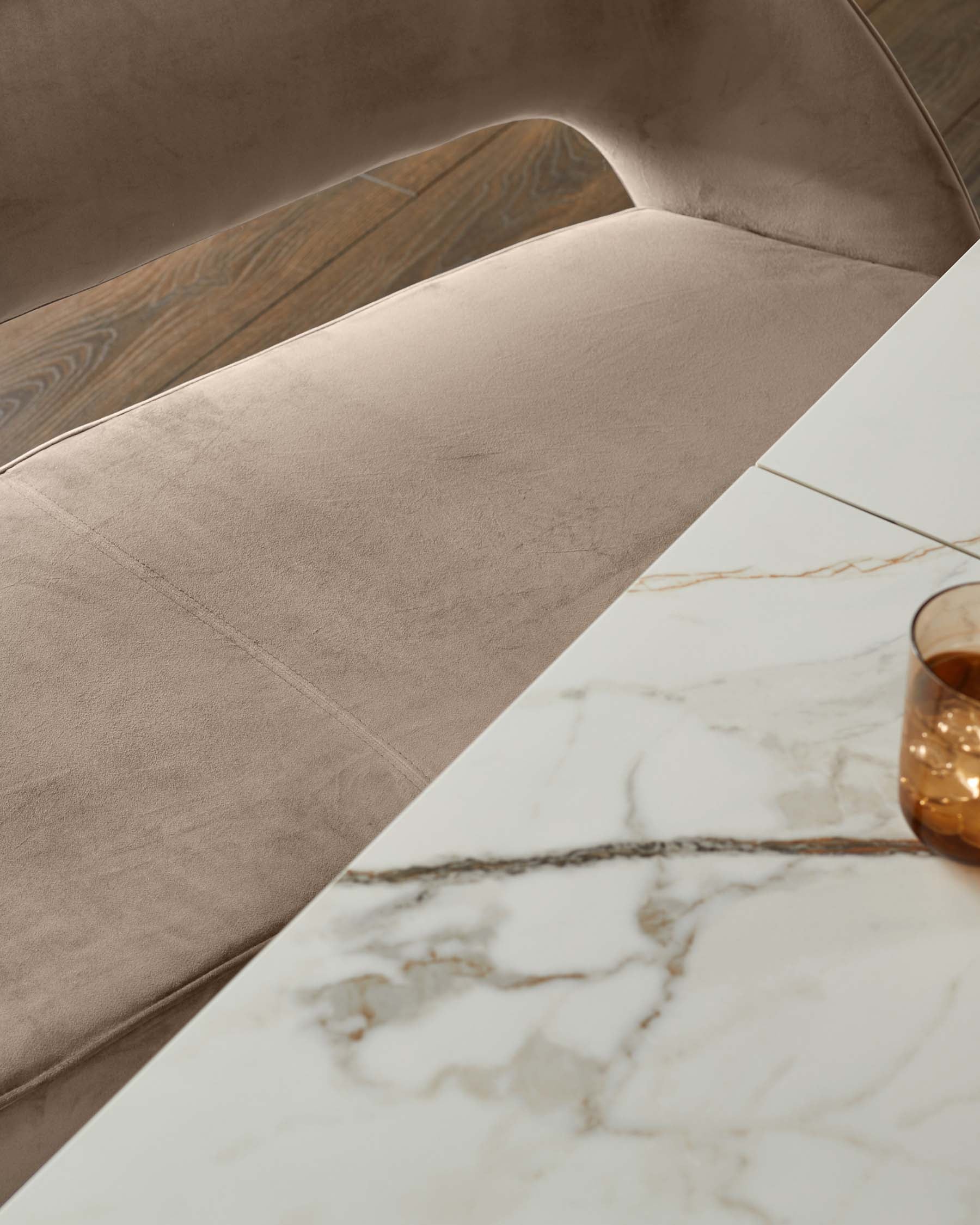 Banc de salle à manger Clover en velours champagne avec dossier