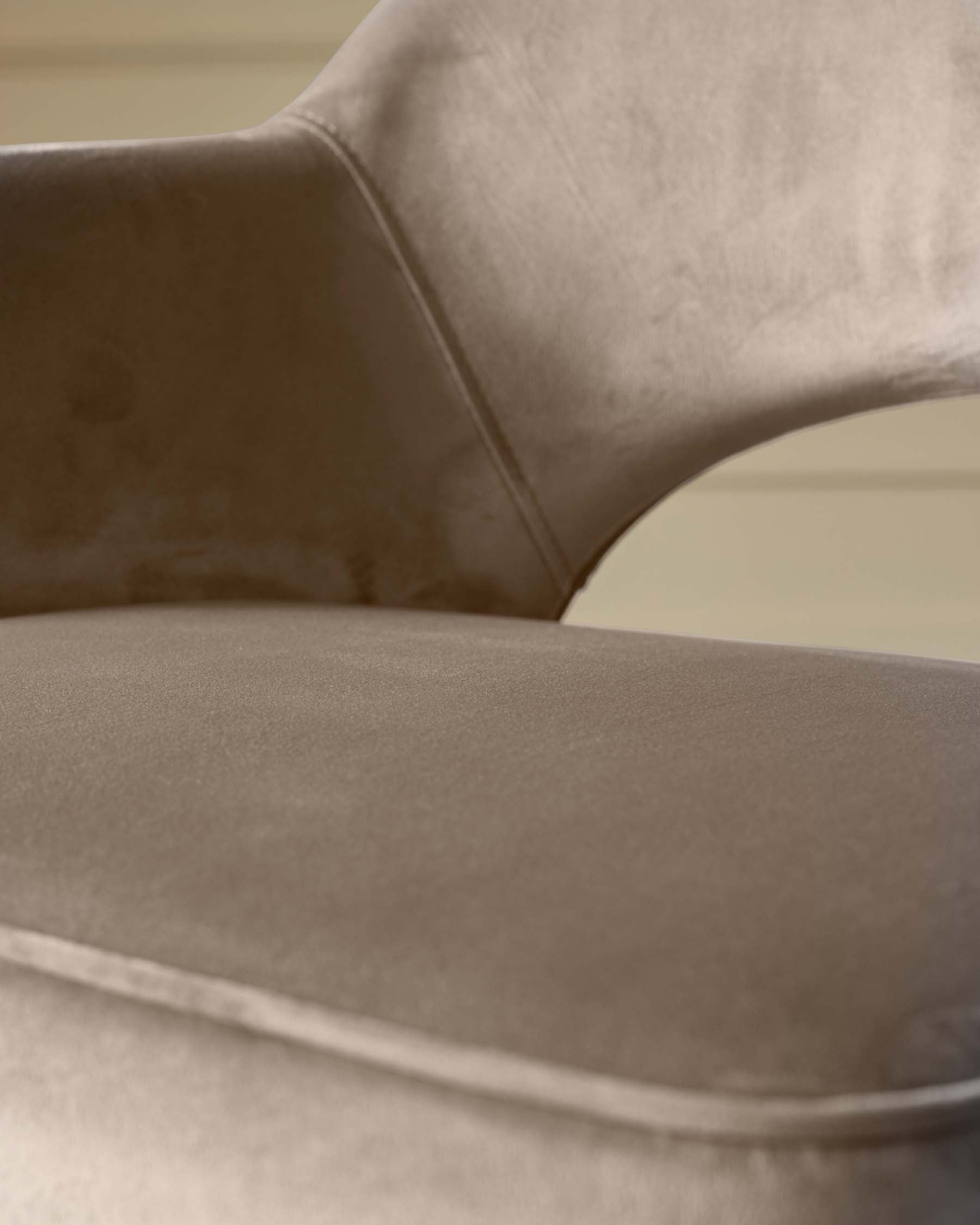 Fauteuil de salle à manger Clover en velours champagne et laiton brossé