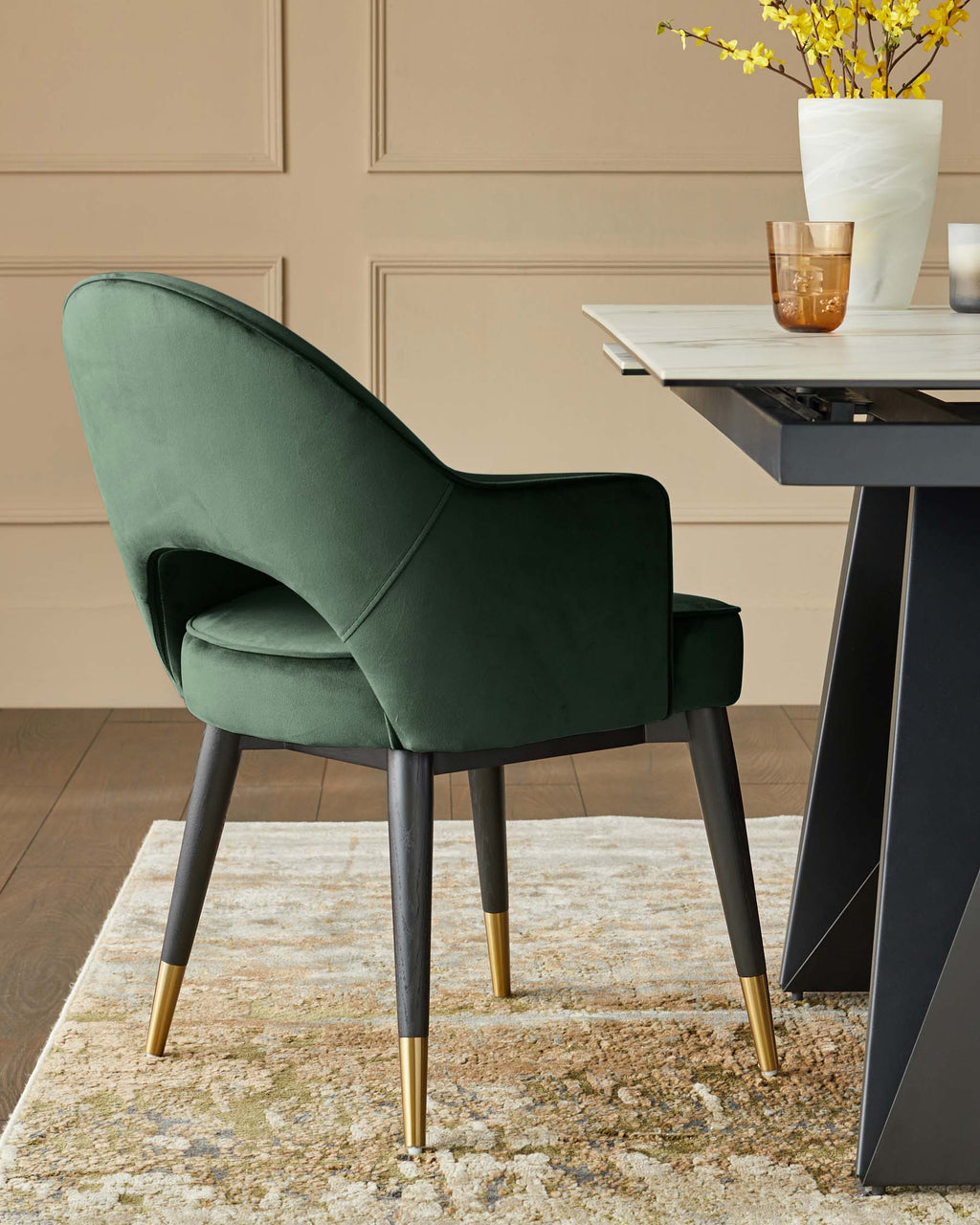 Fauteuil de salle à manger Clover en velours vert foncé et laiton