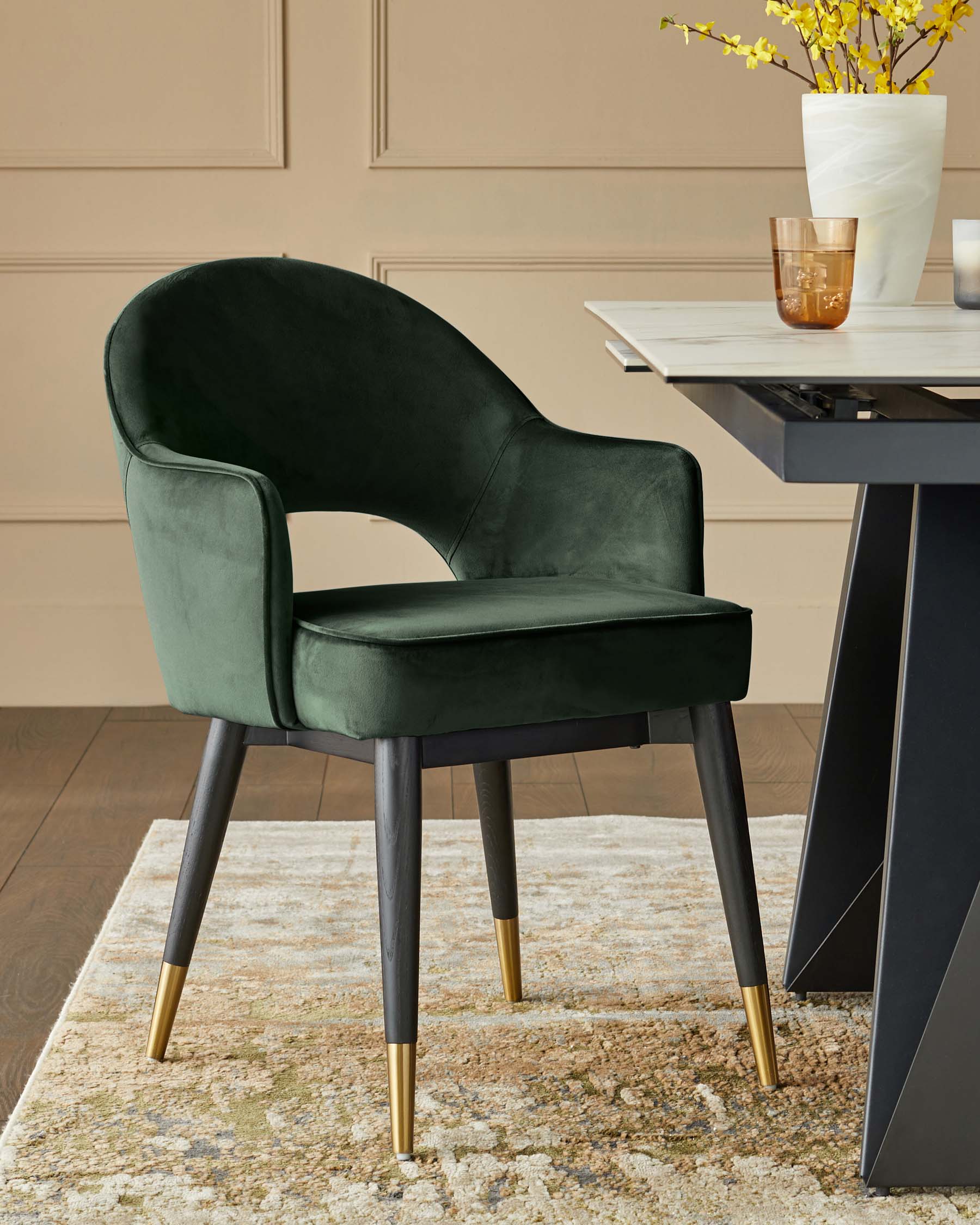 Fauteuil de salle à manger Clover en velours vert foncé et laiton