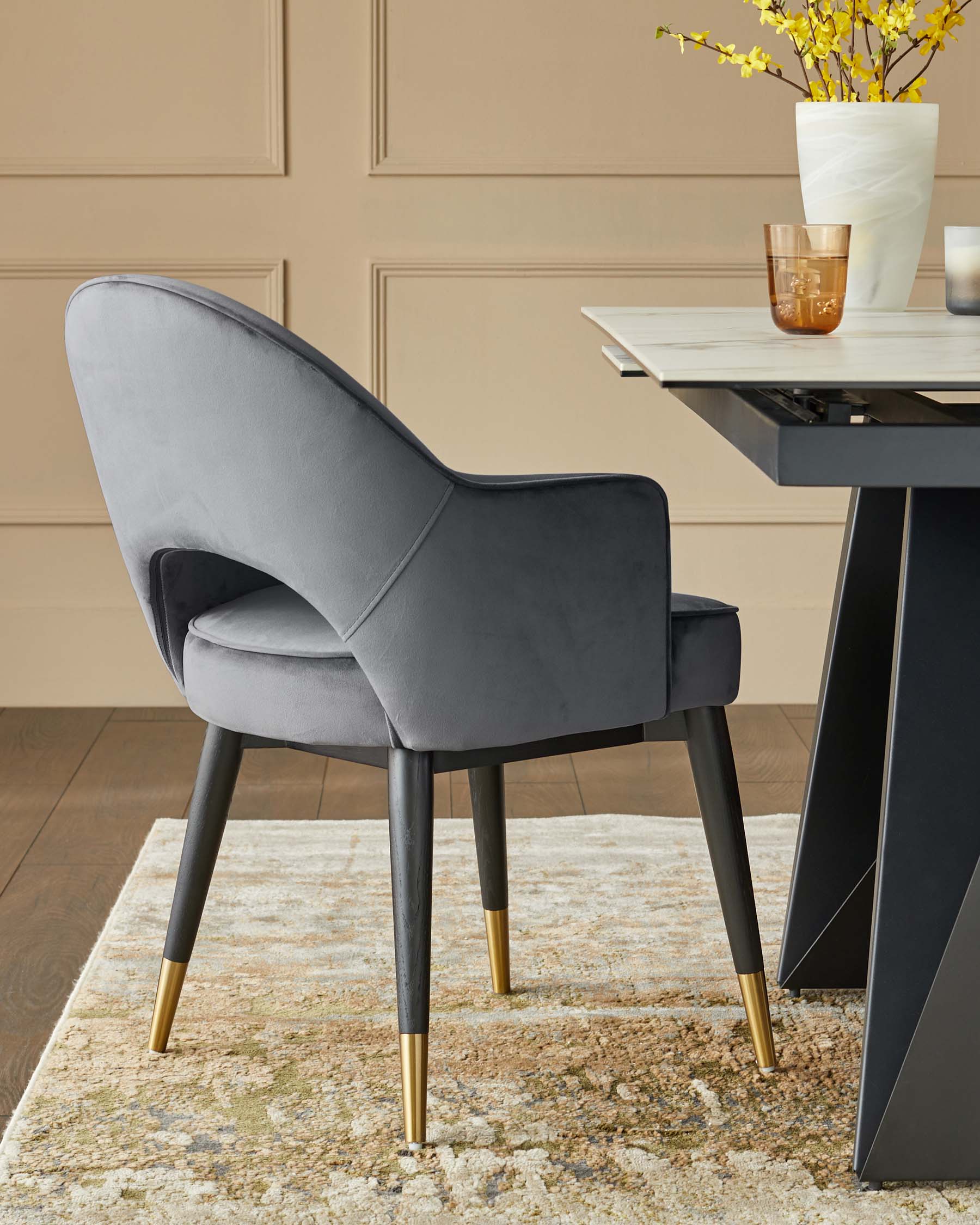 Fauteuil de salle à manger Clover en velours gris foncé et laiton
