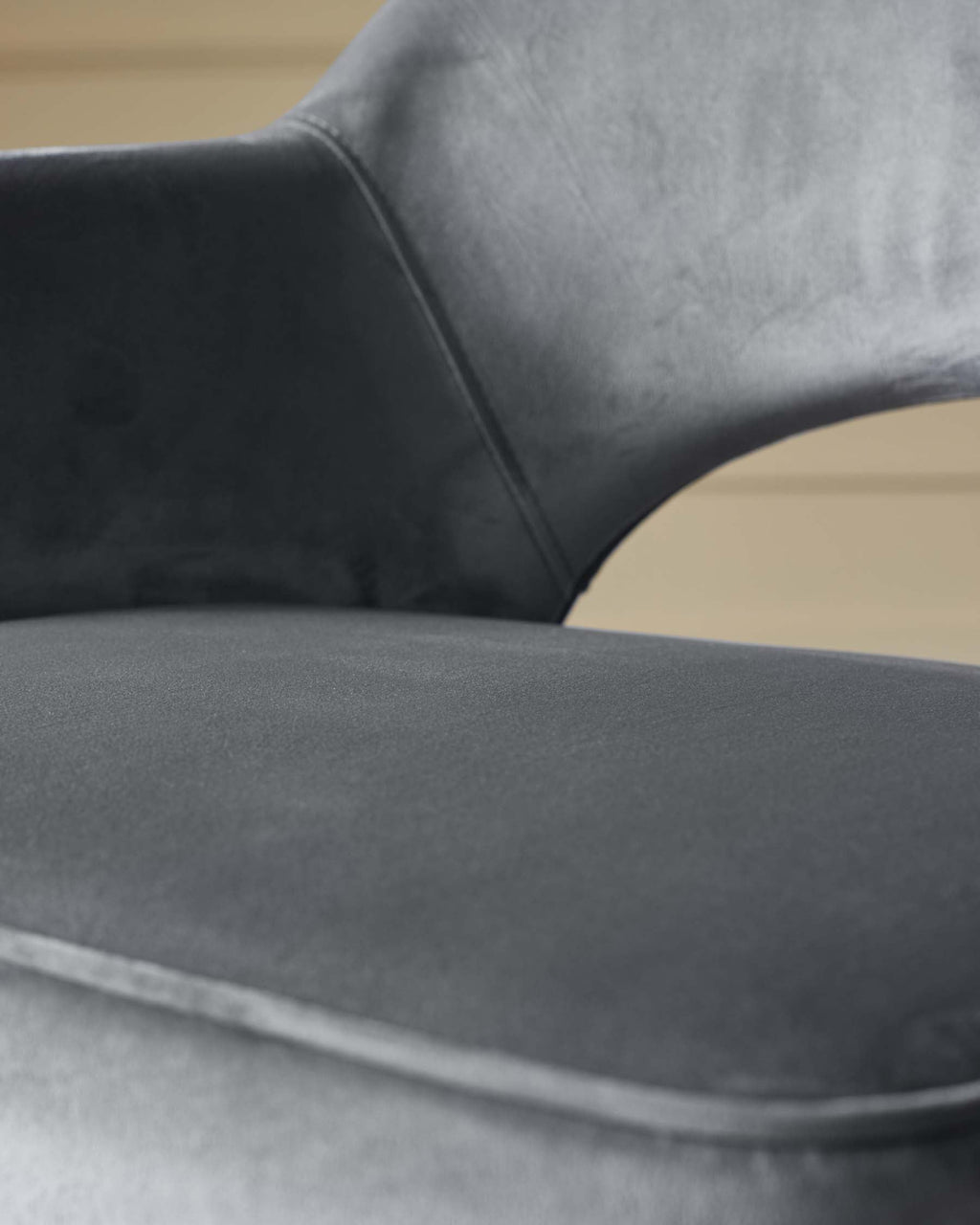 Fauteuil de salle à manger Clover en velours gris foncé et laiton