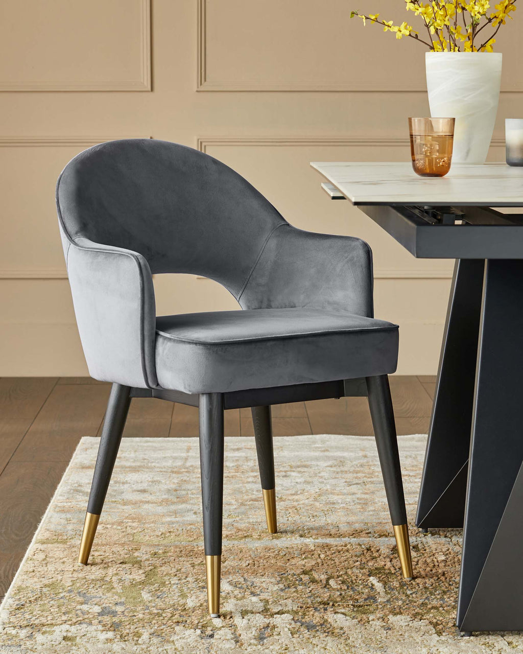 Fauteuil de salle à manger Clover en velours gris foncé et laiton