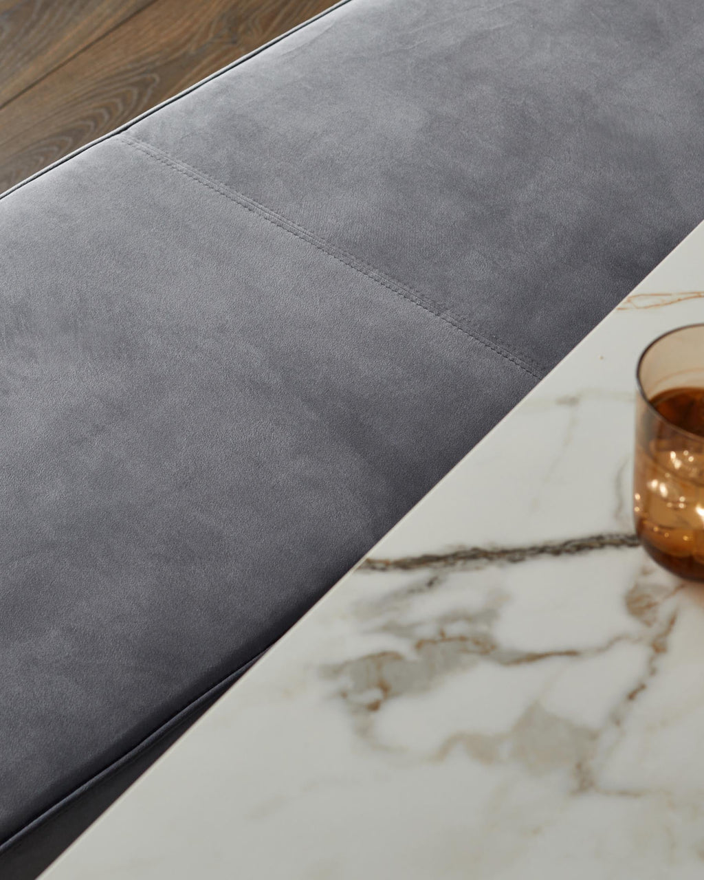 Banc Clover en velours gris foncé sans dossier