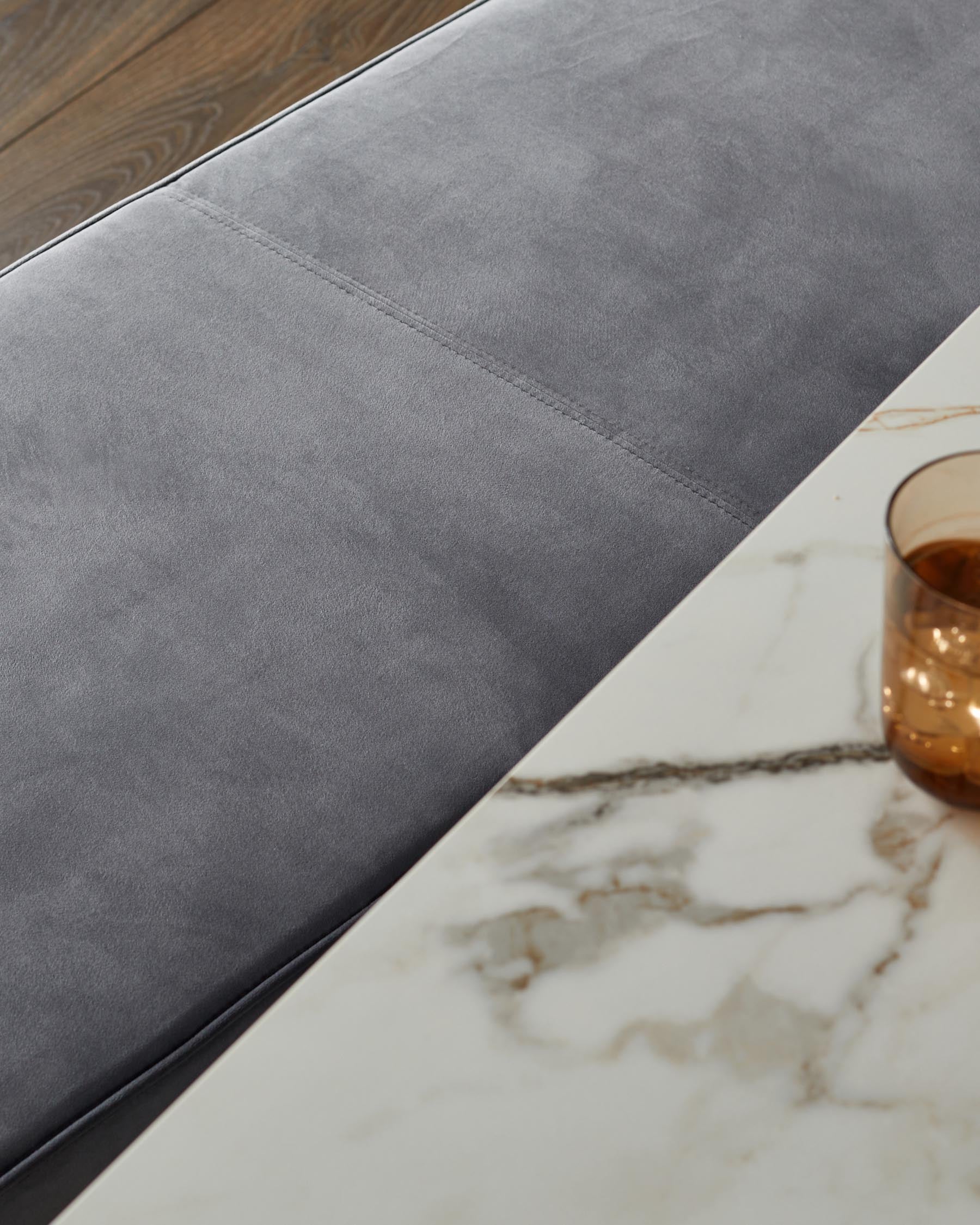 Banc Clover en velours gris foncé sans dossier