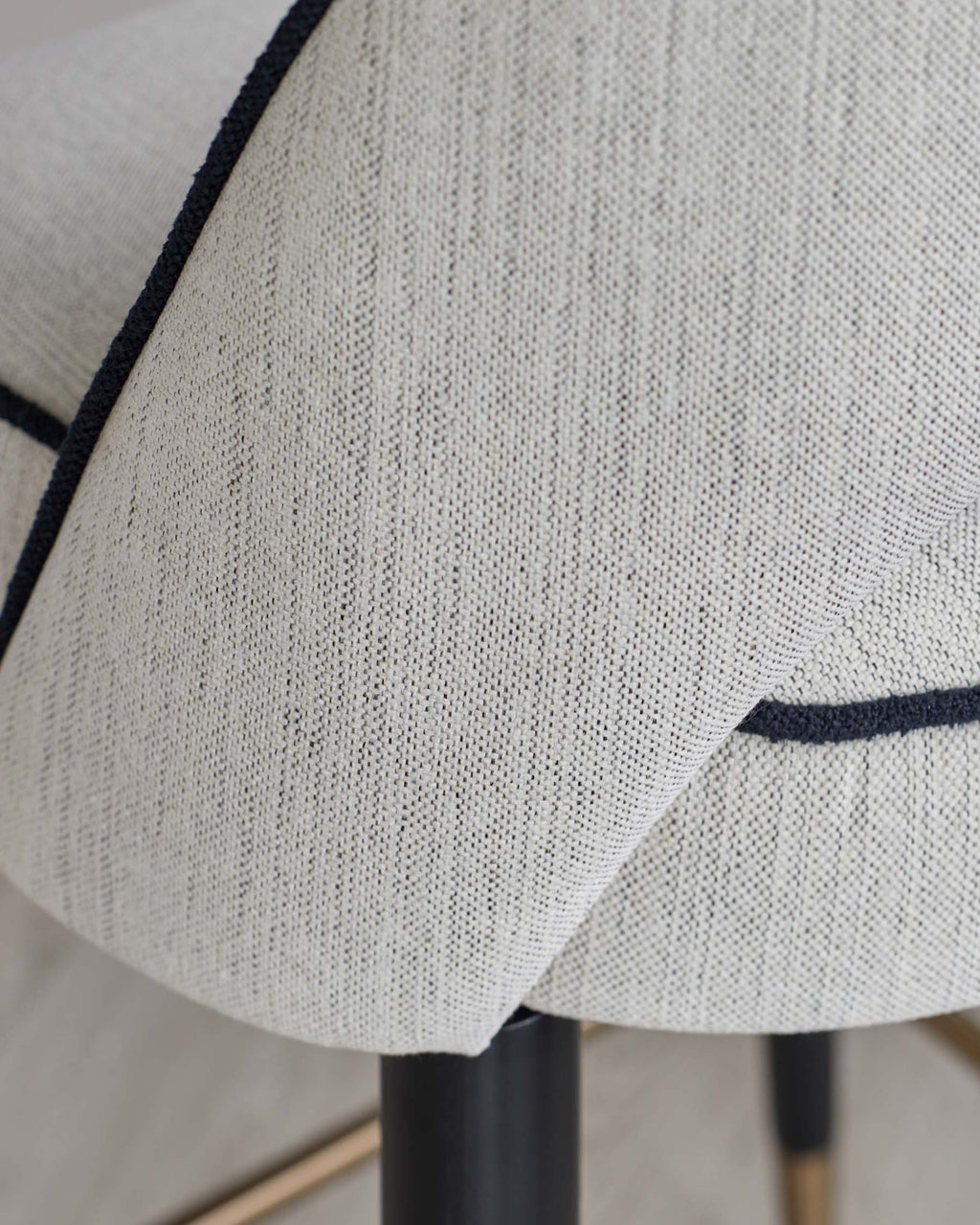 Tabouret de bar Clover en tissu bicolore ivoire avec pieds en bronze