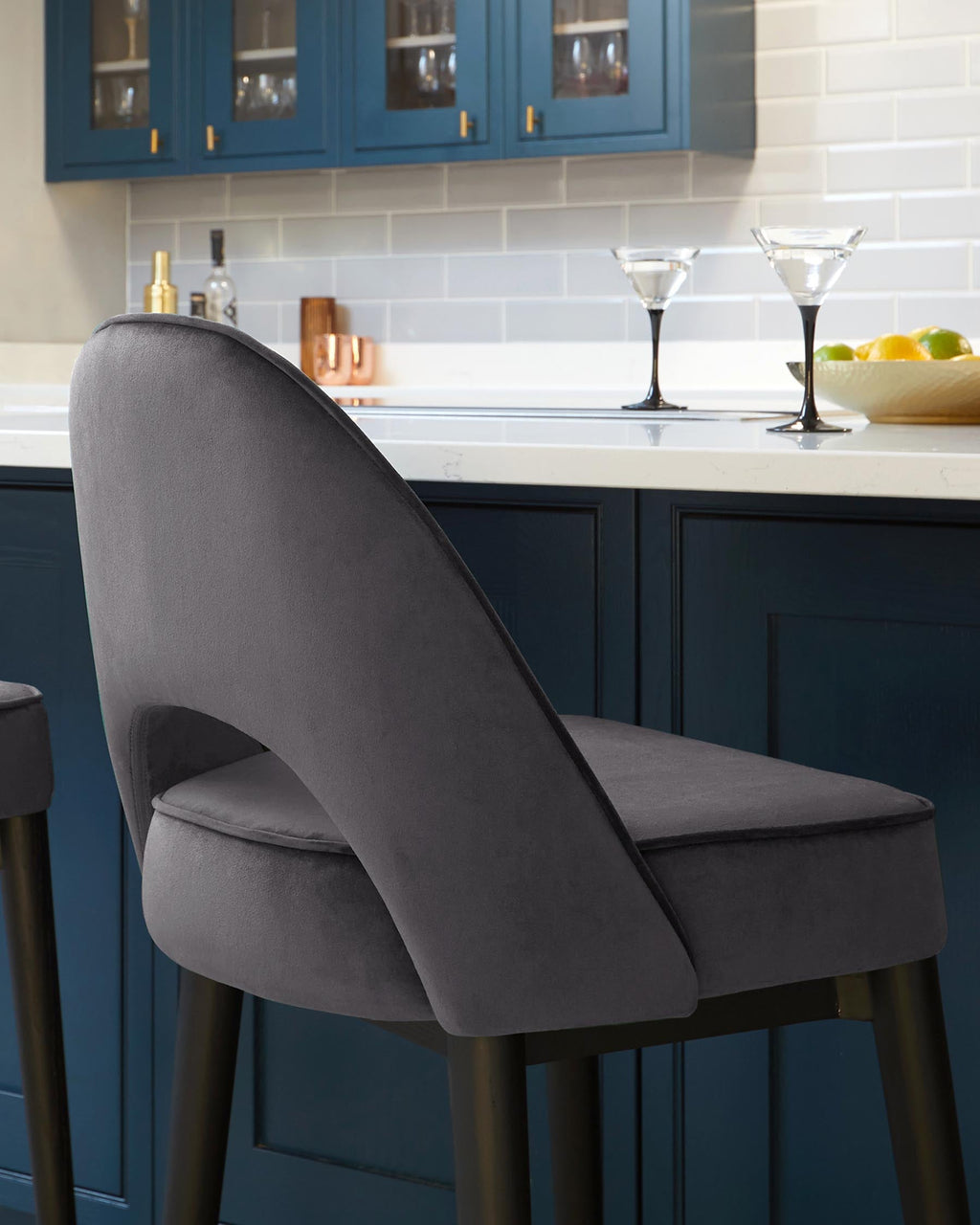 Tabouret de bar Clover en velours gris foncé avec embouts en acier inoxydable