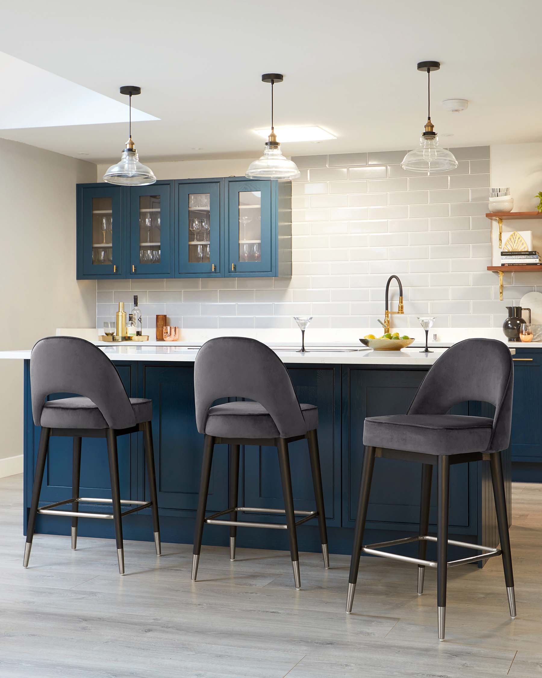 Tabouret de bar Clover en velours gris foncé avec embouts en acier inoxydable