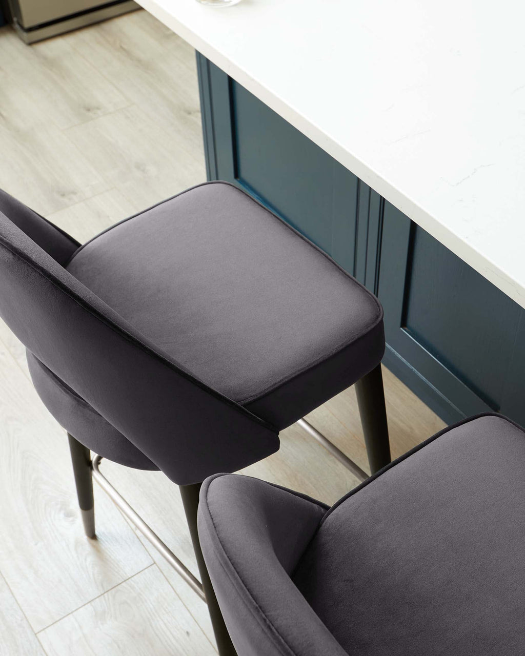 Tabouret de bar Clover en velours gris foncé avec embouts en acier inoxydable