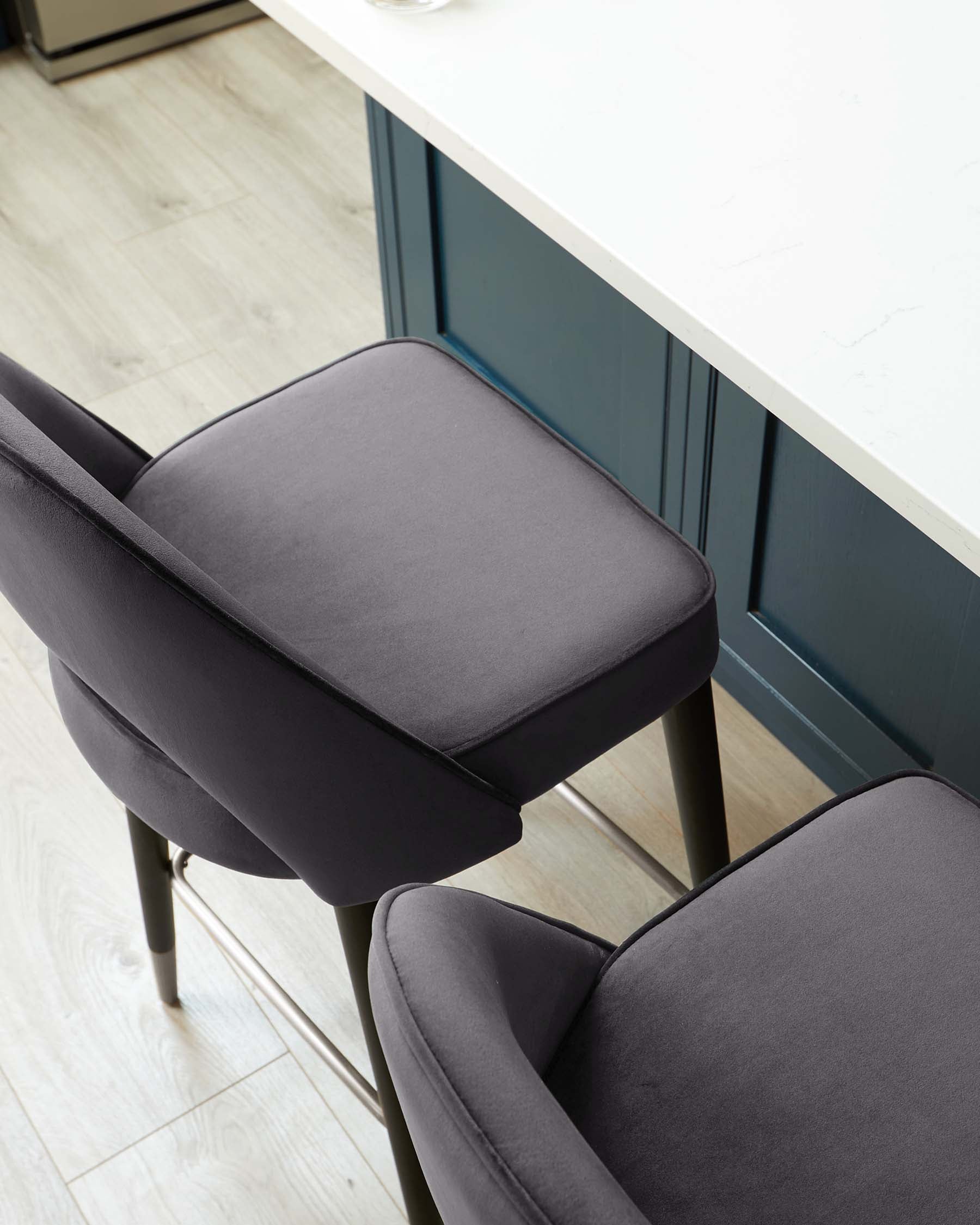 Tabouret de bar Clover en velours gris foncé avec embouts en acier inoxydable
