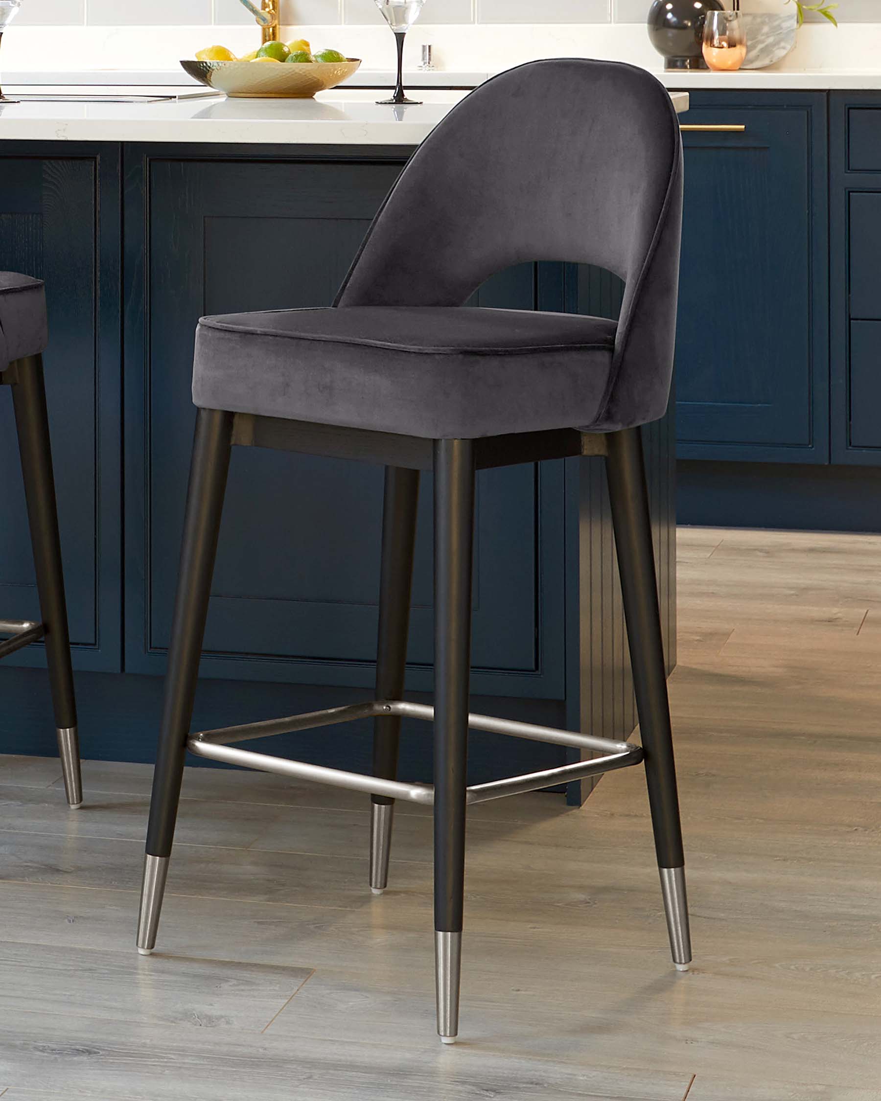 Tabouret de bar Clover en velours gris foncé avec embouts en acier inoxydable