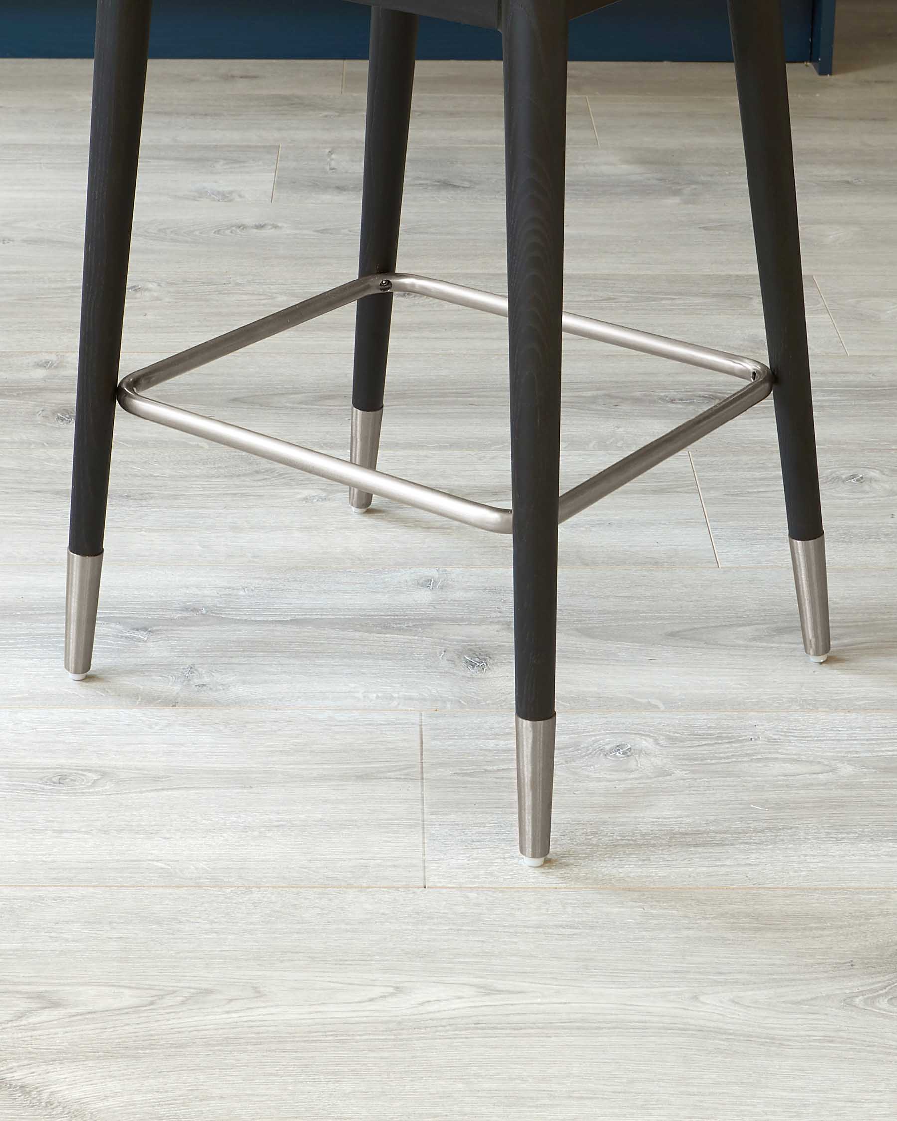 Tabouret de bar Clover en velours gris foncé avec embouts en acier inoxydable
