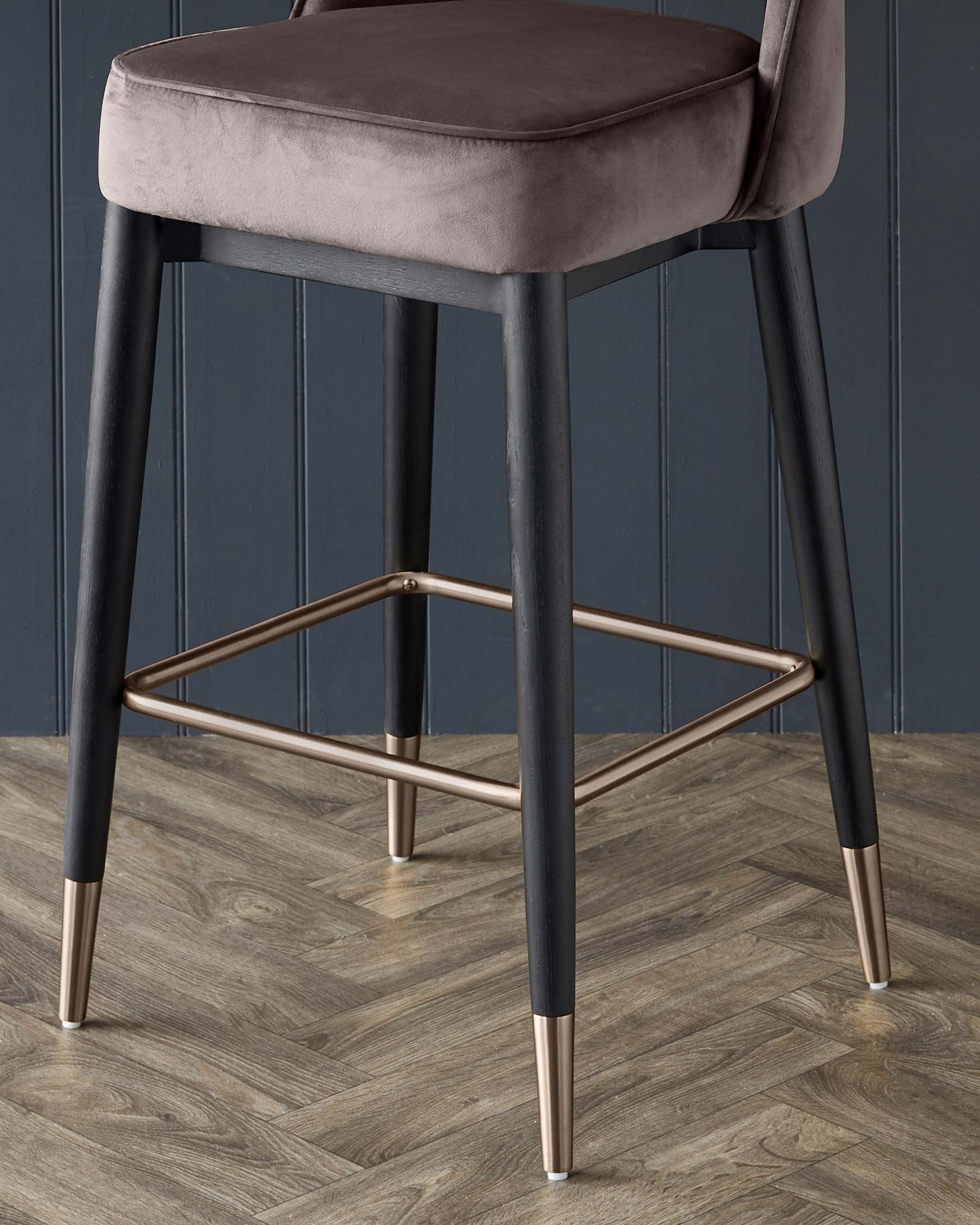 Tabouret de bar Clover en velours moka avec pieds en bronze brossé