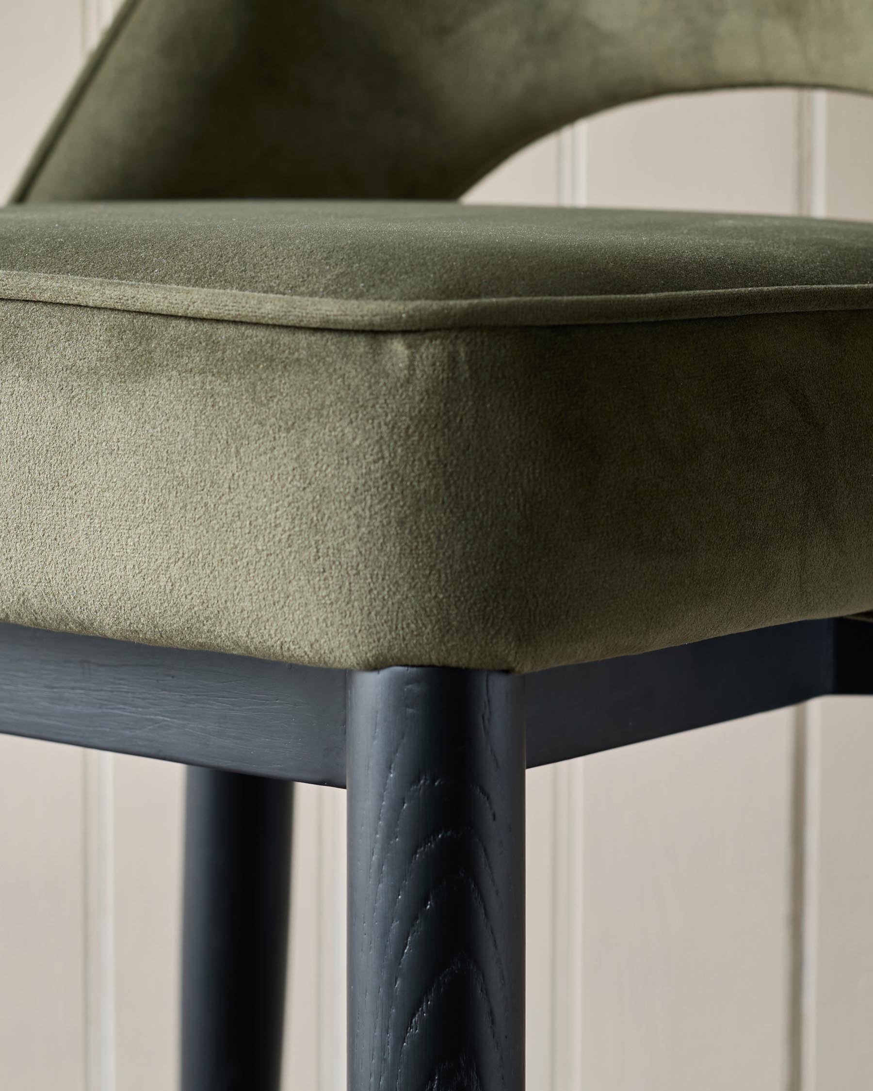Tabouret de bar Clover en velours vert olive