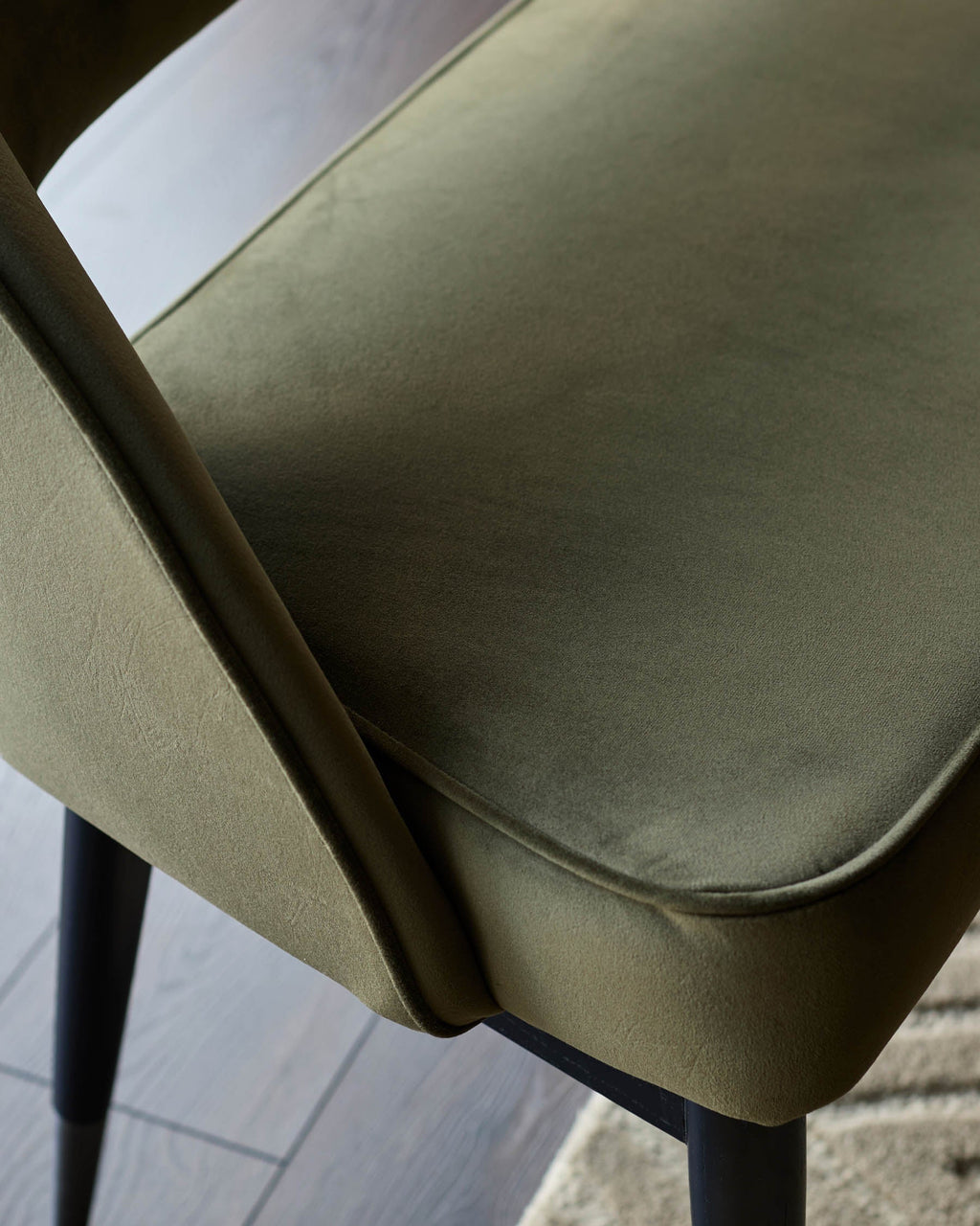 Banc de salle à manger Clover en velours vert olive avec dossier