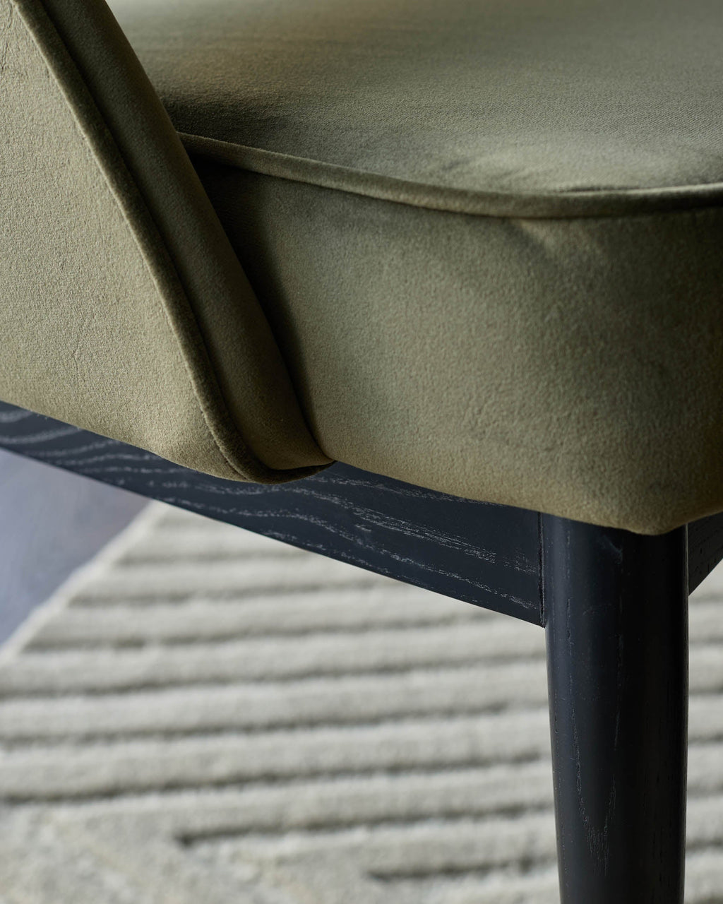 Banc de salle à manger Clover en velours vert olive avec dossier