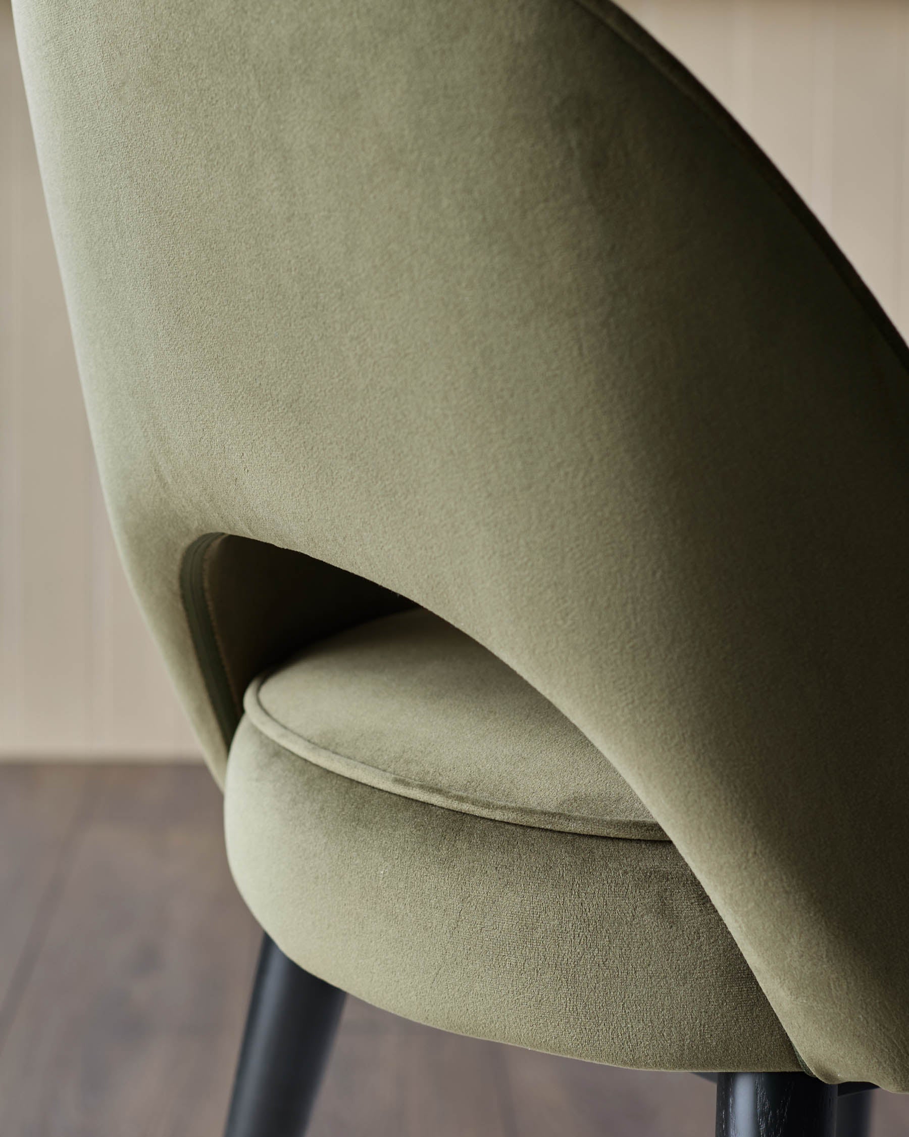 Chaise de salle à manger Clover en velours vert olive