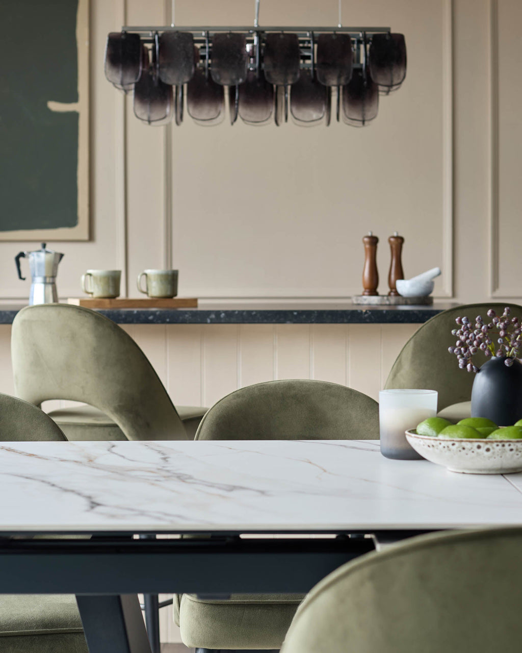 Chaise de salle à manger Clover en velours vert olive