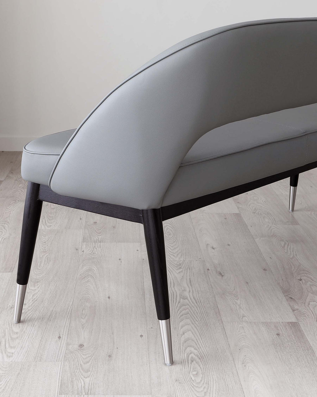 Banc de salle à manger Clover en similicuir gris moyen et acier inoxydable avec dossier