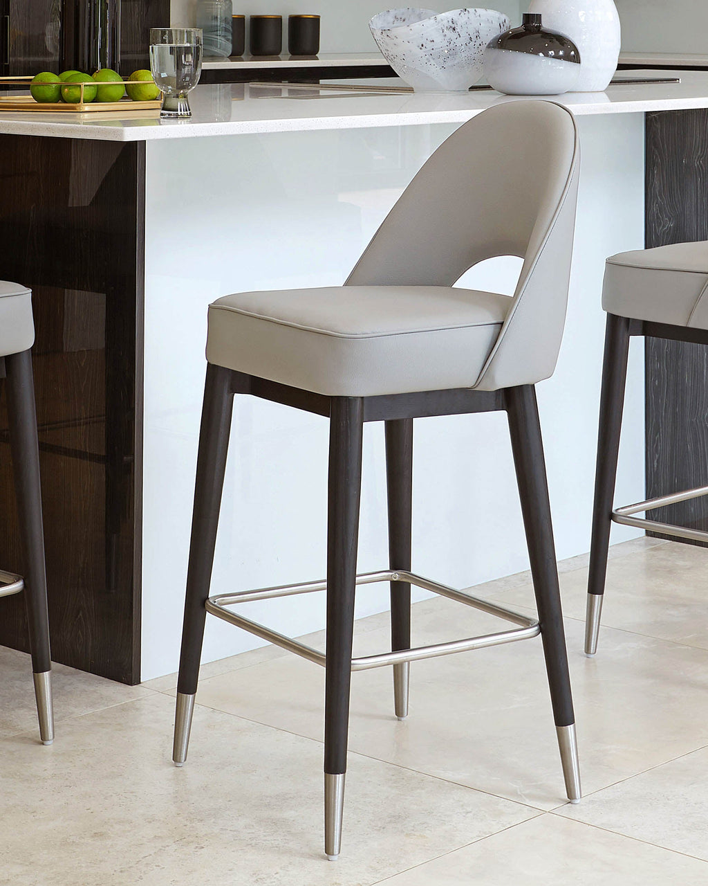 Tabouret de bar Clover en similicuir gris clair