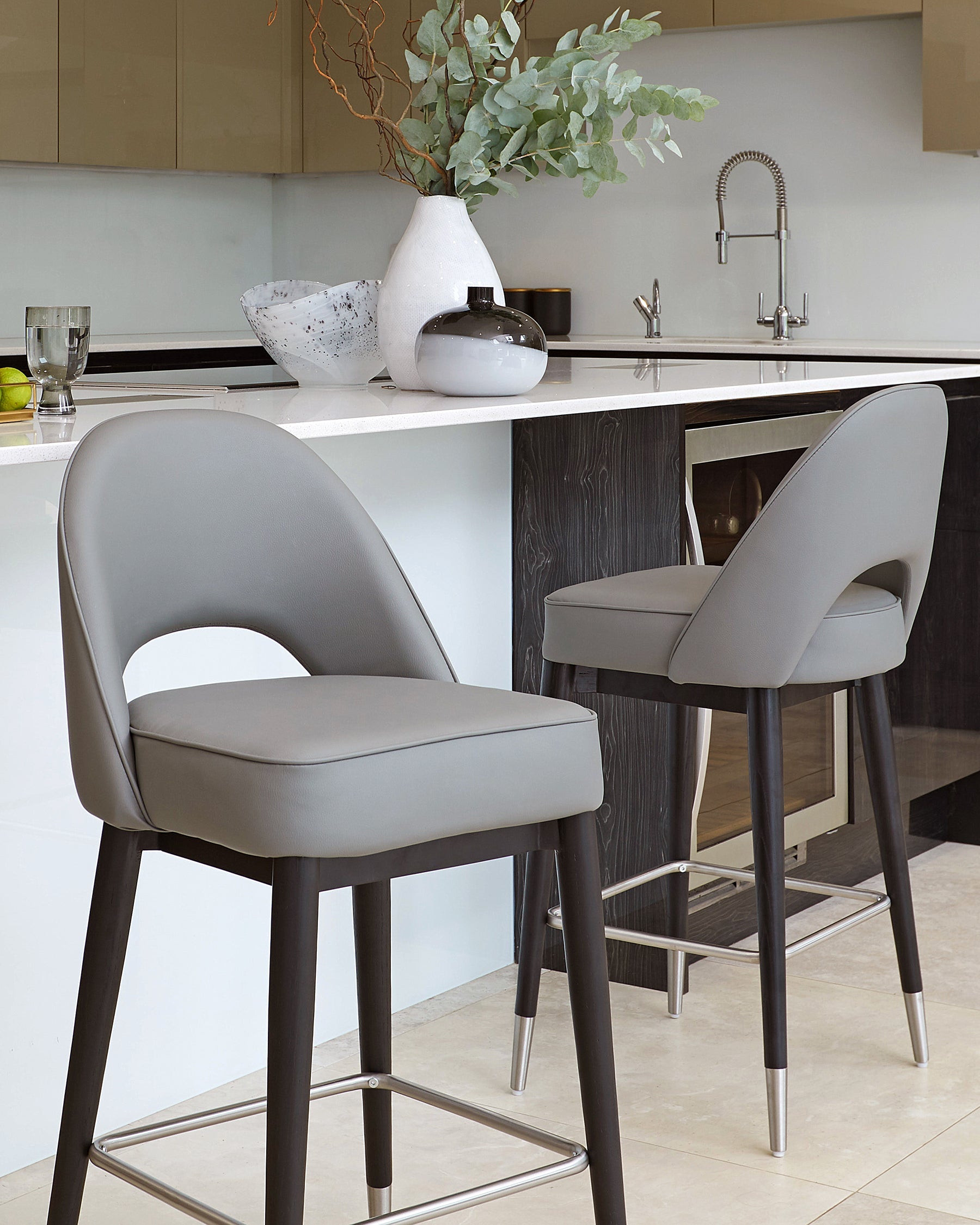 Tabouret de bar Clover en similicuir gris moyen