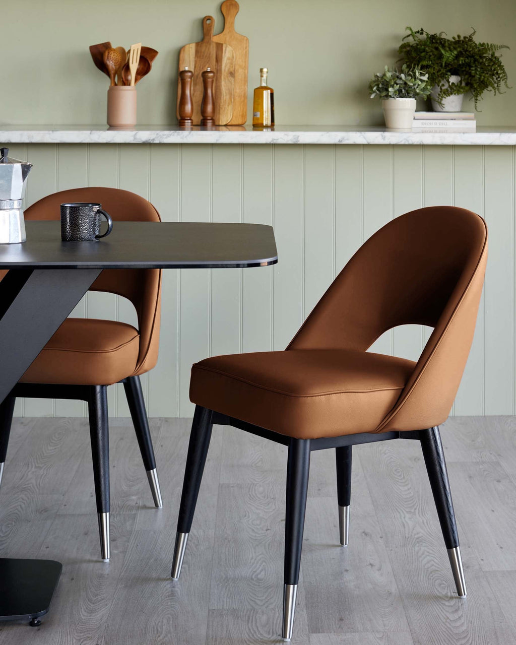 Chaise de salle à manger en similicuir beige Clover