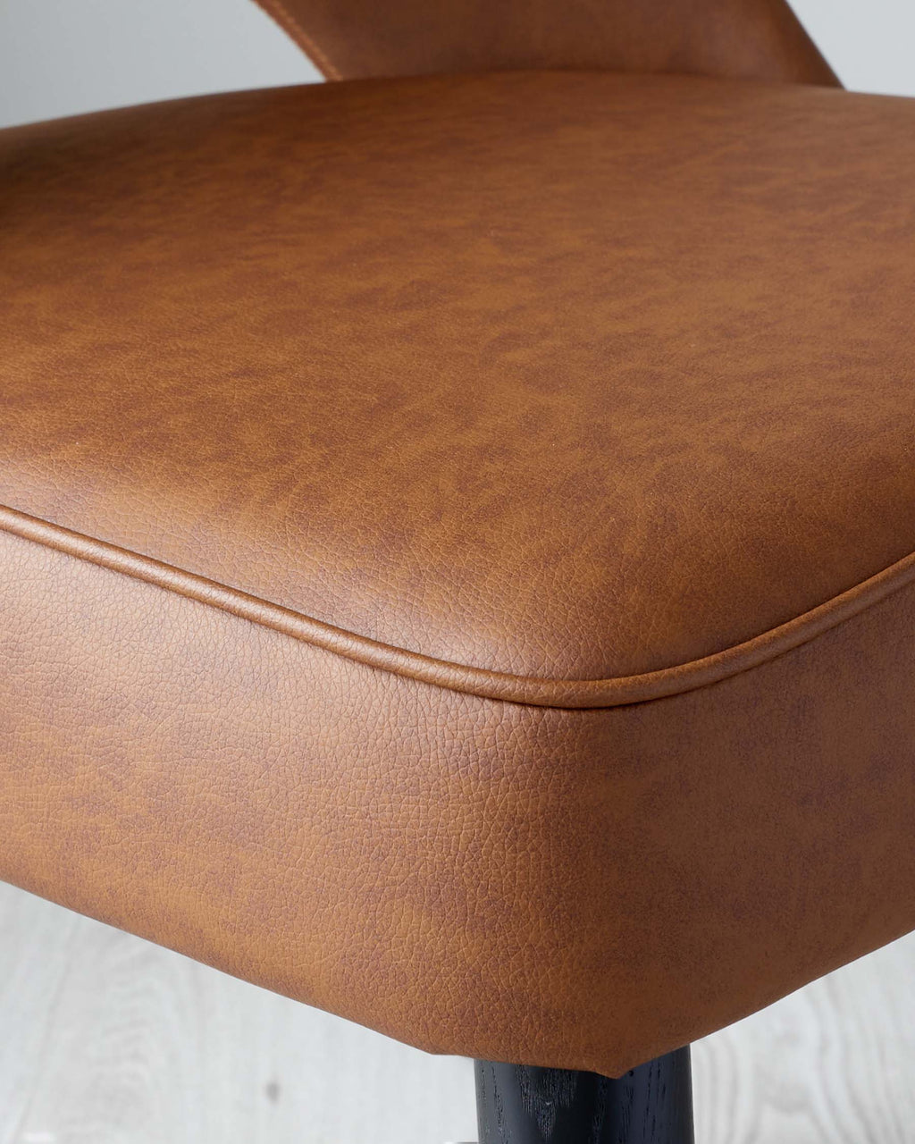 Chaise de salle à manger en similicuir beige Clover