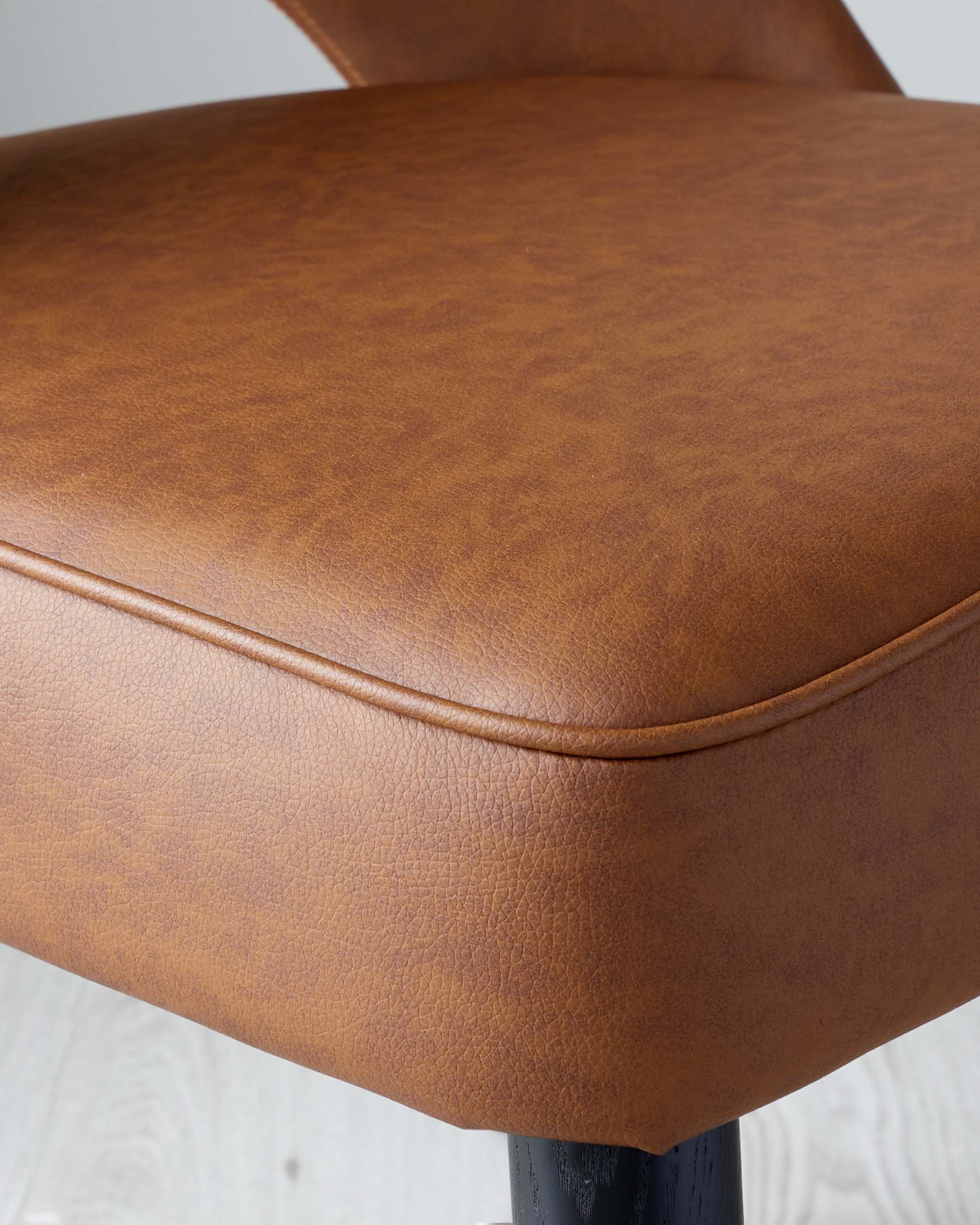 Chaise de salle à manger en similicuir beige Clover