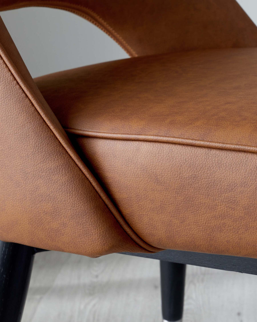 Chaise de salle à manger en similicuir beige Clover